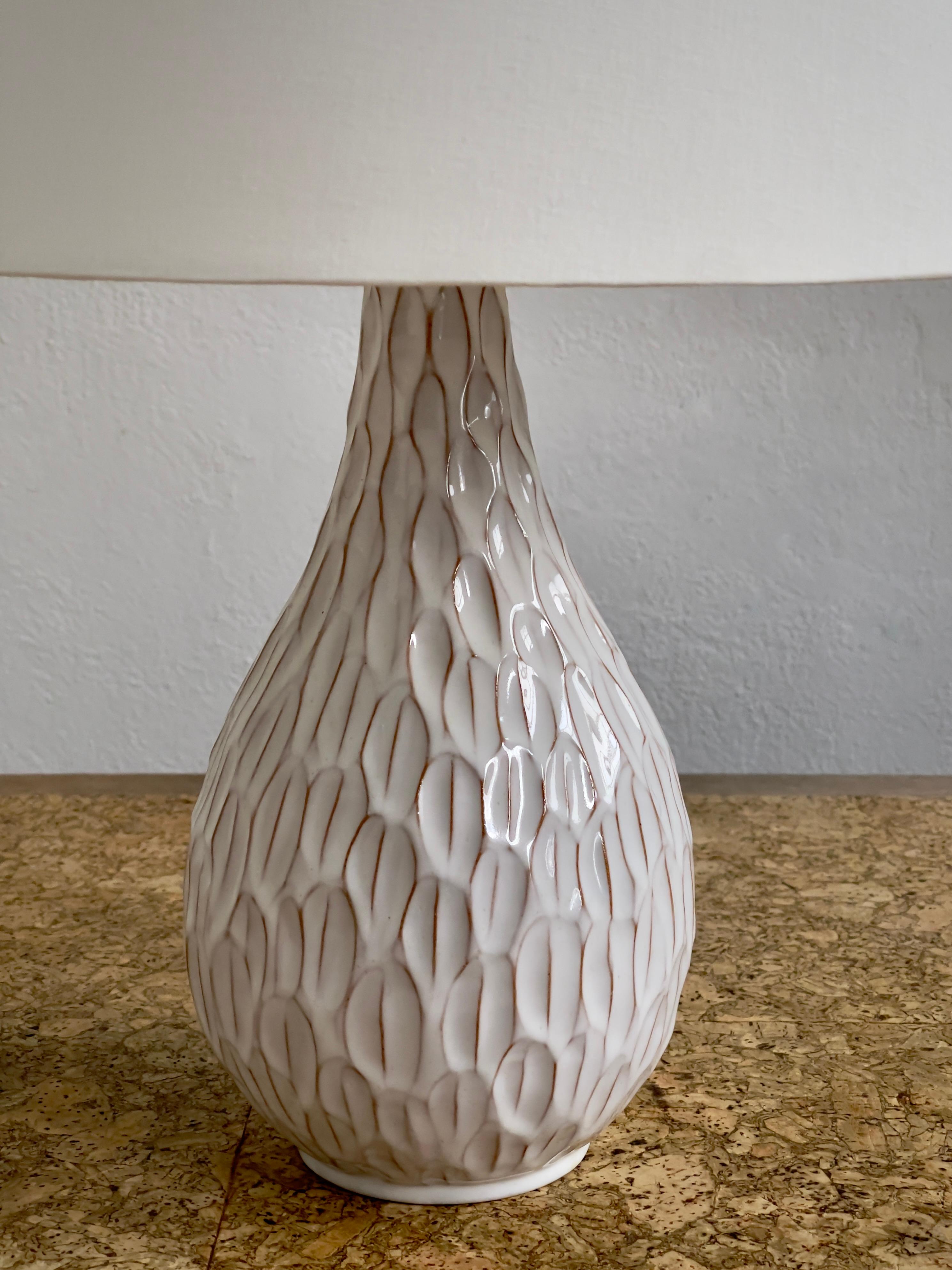 Céramique Lampe de table danoise des années 1960 de la main de Torben Hilleroed avec glaçure blanche en vente