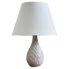 Die dänische Keramik-Tischlampe aus den 1960er Jahren von Torben Hilleroed mit weißer Glasur