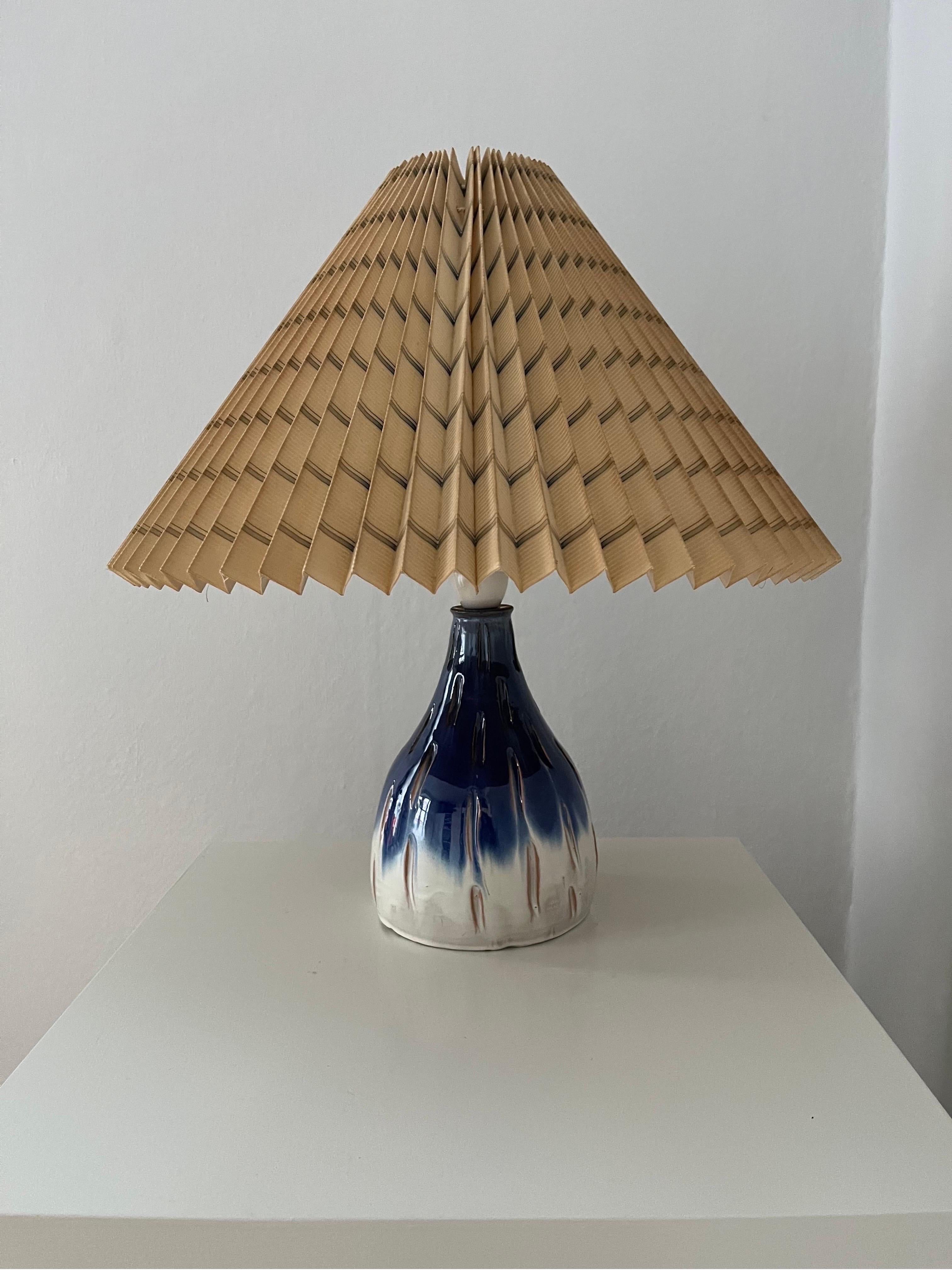 1960s Danish Ceramics Table Lamp by Krogslund Keramik

Illuminate your space with timeless elegance and Danish craftsmanship. This ceramics table lamp by Krogslund Keramik (owned by Erik Krogslund Jensen 1928-1983) is boasting a mesmerizing gradient