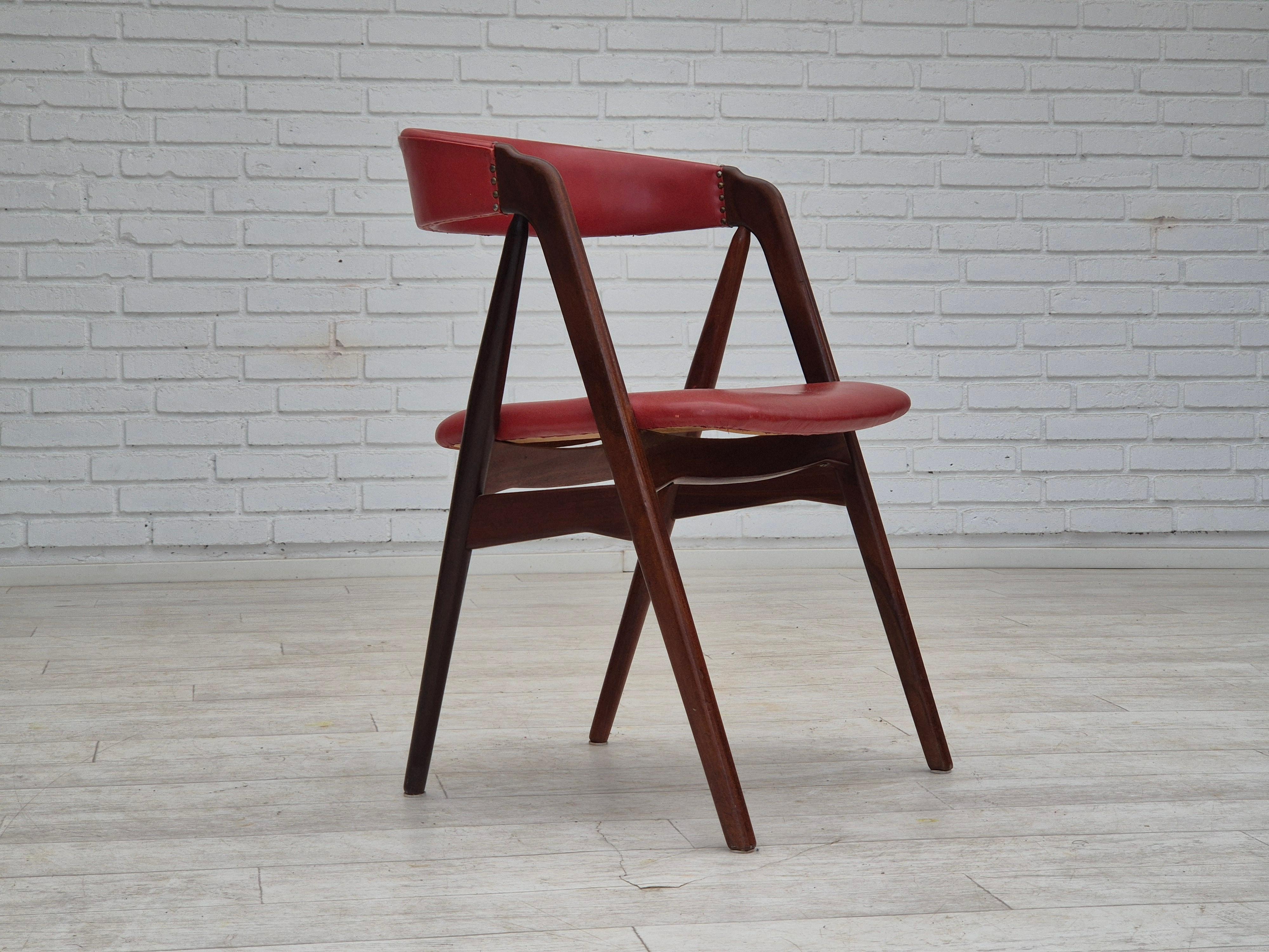 1960, design danese di Th. Harlev per Farstrup. Sedia in legno di teak modello 205 in pelle rossa. Condizioni originali buone: nessun odore e nessuna macchia. Design danese direttamente dalla Danimarca. Prodotto dal produttore danese di mobili