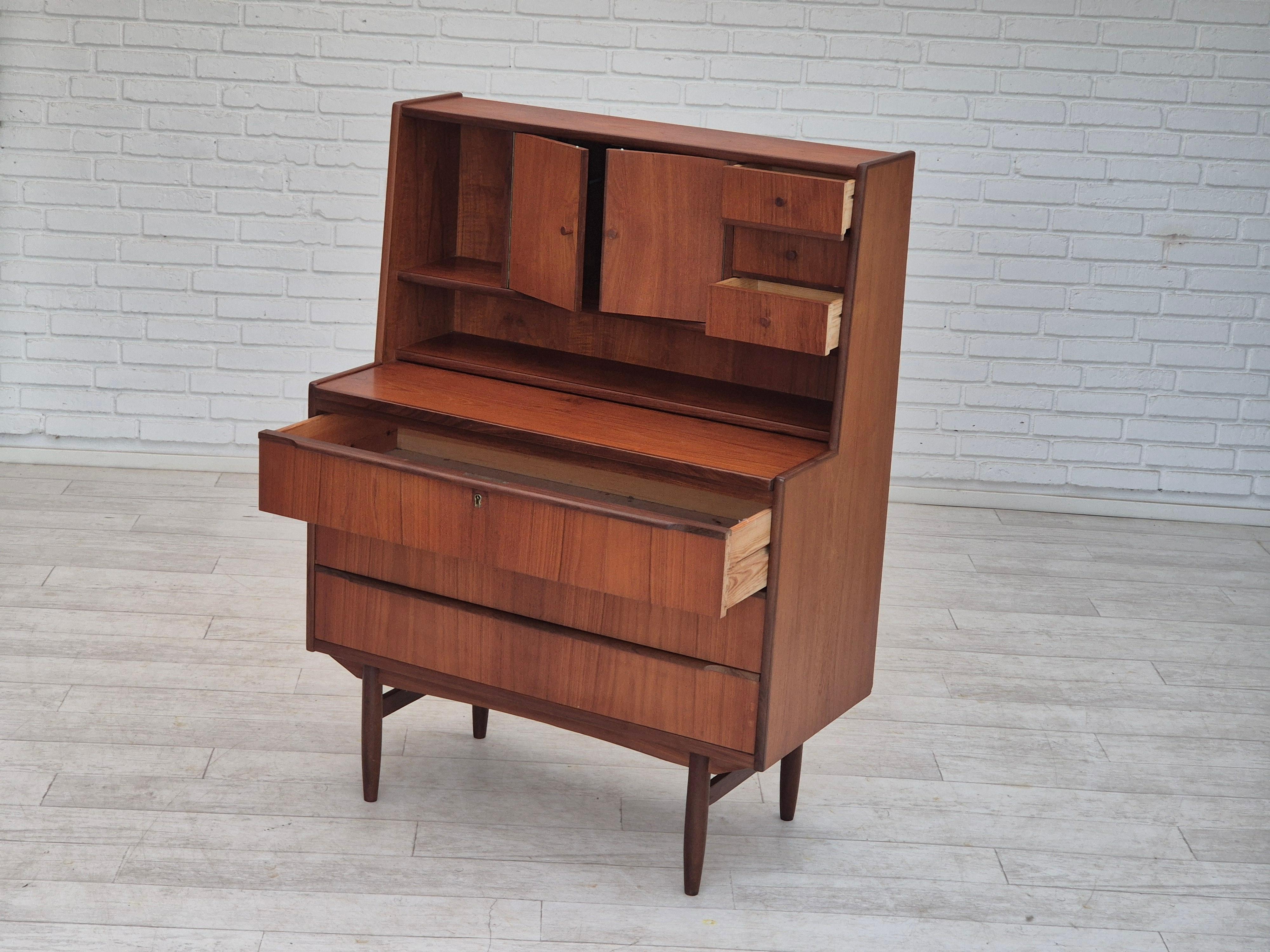 1960er Jahre, dänische Kommode, Spiegel innen, Originalzustand, Teakholz. im Angebot 13