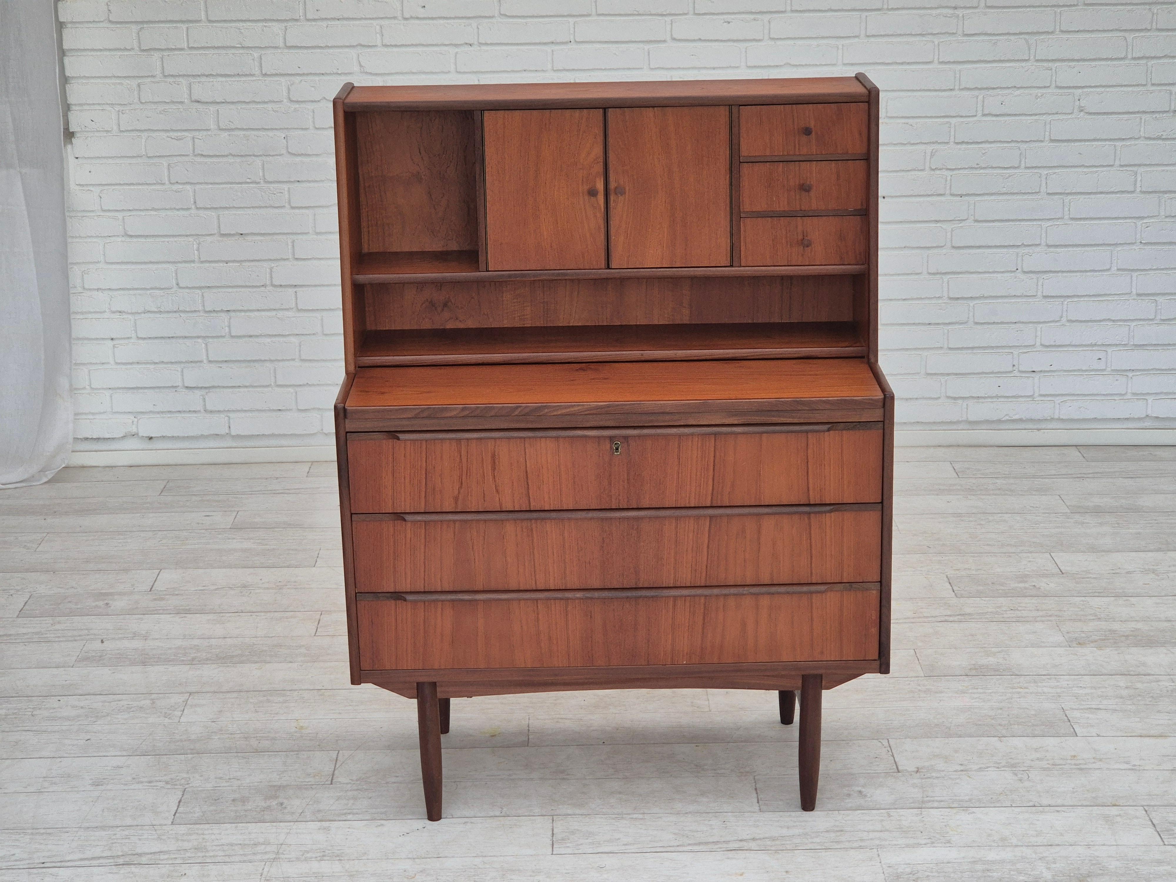 Dänische Kommode aus den 1960er Jahren mit einem Spiegel im Inneren. Original sehr guter Zustand: keine Gerüche und keine Flecken. Teakholz, Schubladen und Türen, Innenspiegel, ausziehbare Platte. Hergestellt von einem dänischen Möbelhersteller etwa
