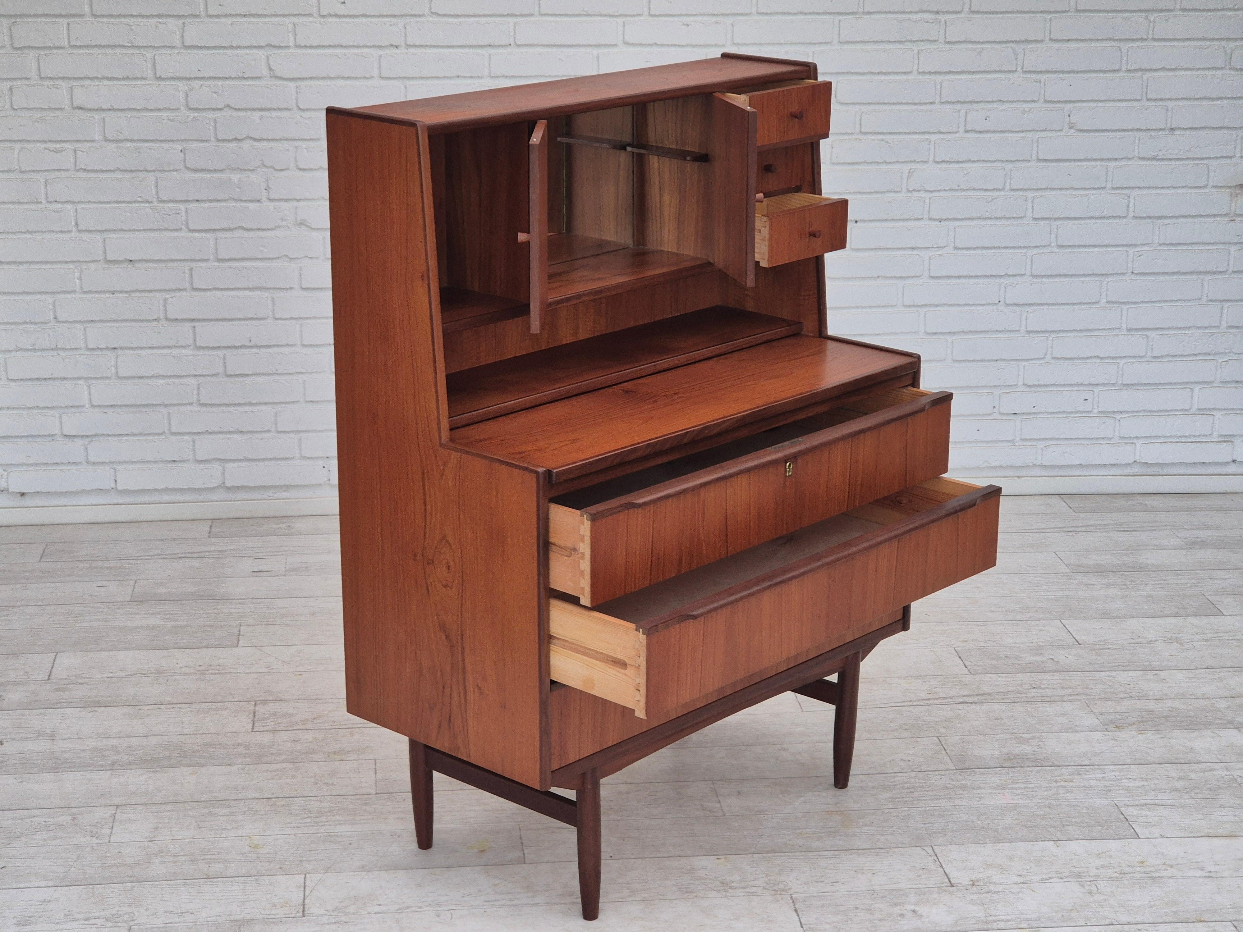 1960er Jahre, dänische Kommode, Spiegel innen, Originalzustand, Teakholz. (Skandinavische Moderne) im Angebot