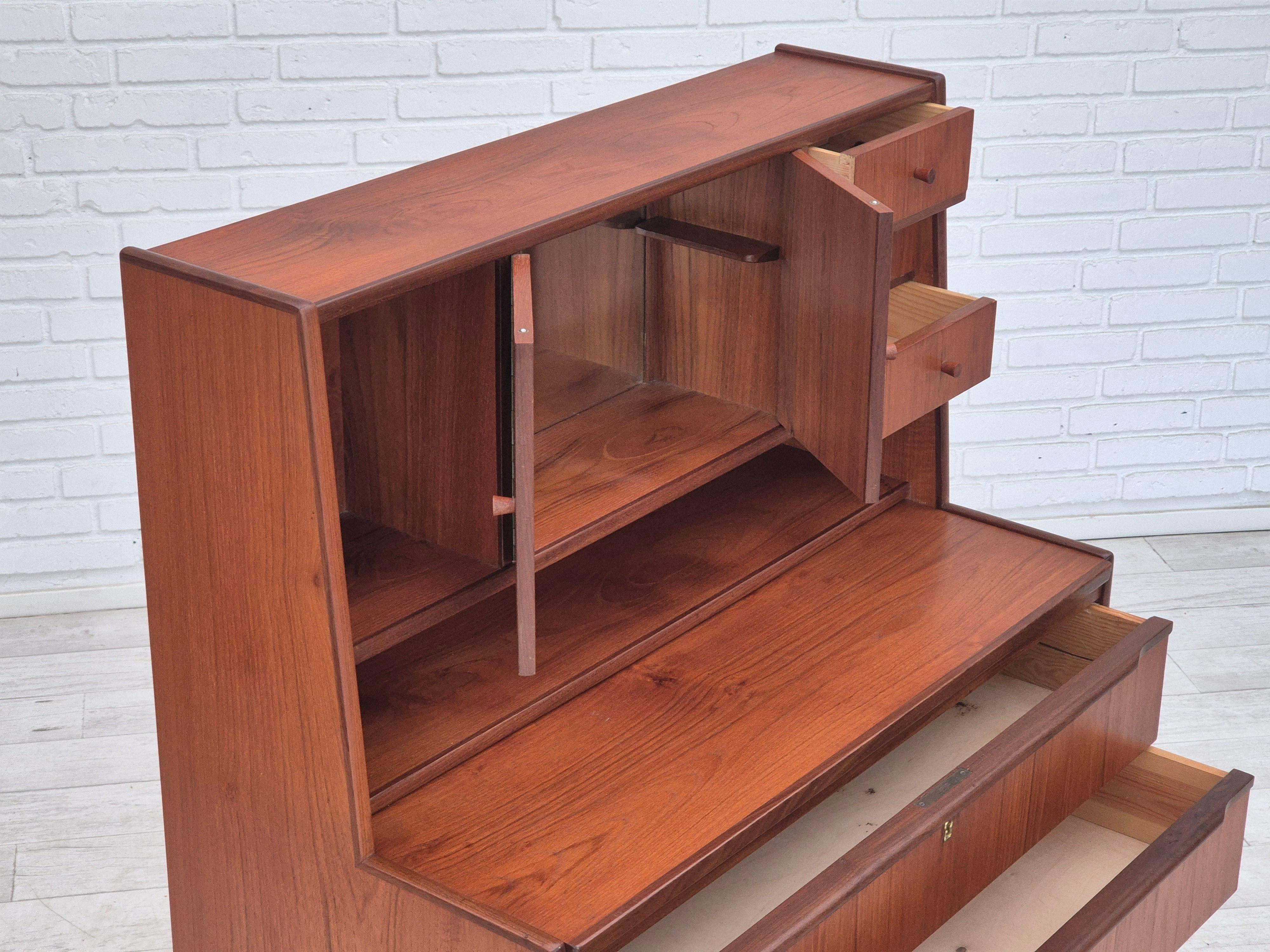 1960er Jahre, dänische Kommode, Spiegel innen, Originalzustand, Teakholz. (Dänisch) im Angebot