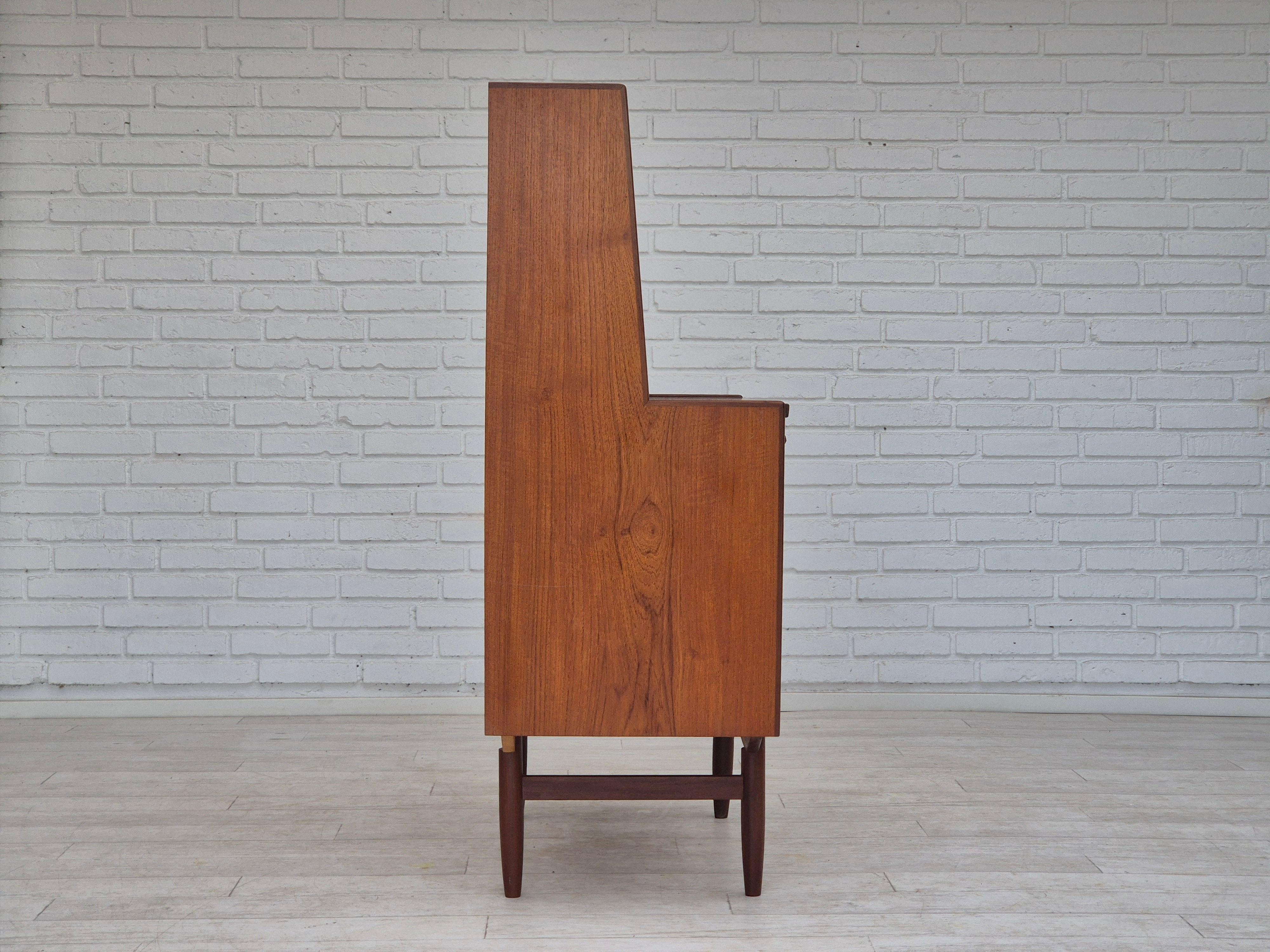 1960er Jahre, dänische Kommode, Spiegel innen, Originalzustand, Teakholz. im Angebot 2