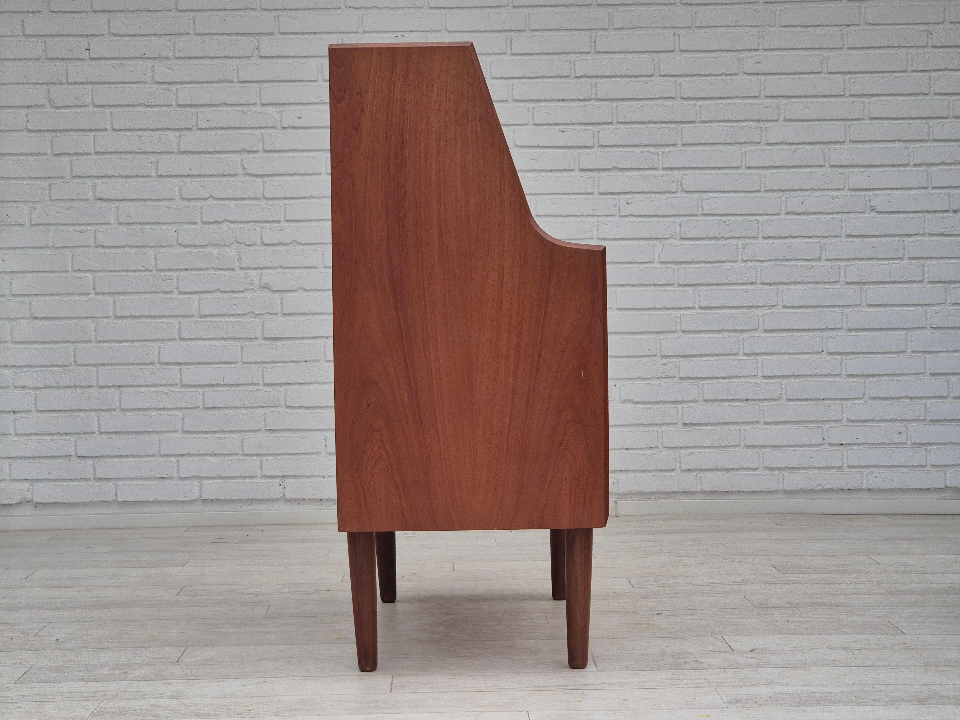 1960s, Danish chest of drawers, original condition, foldable mirror, solid teak. In Good Condition For Sale In Tarm, 82