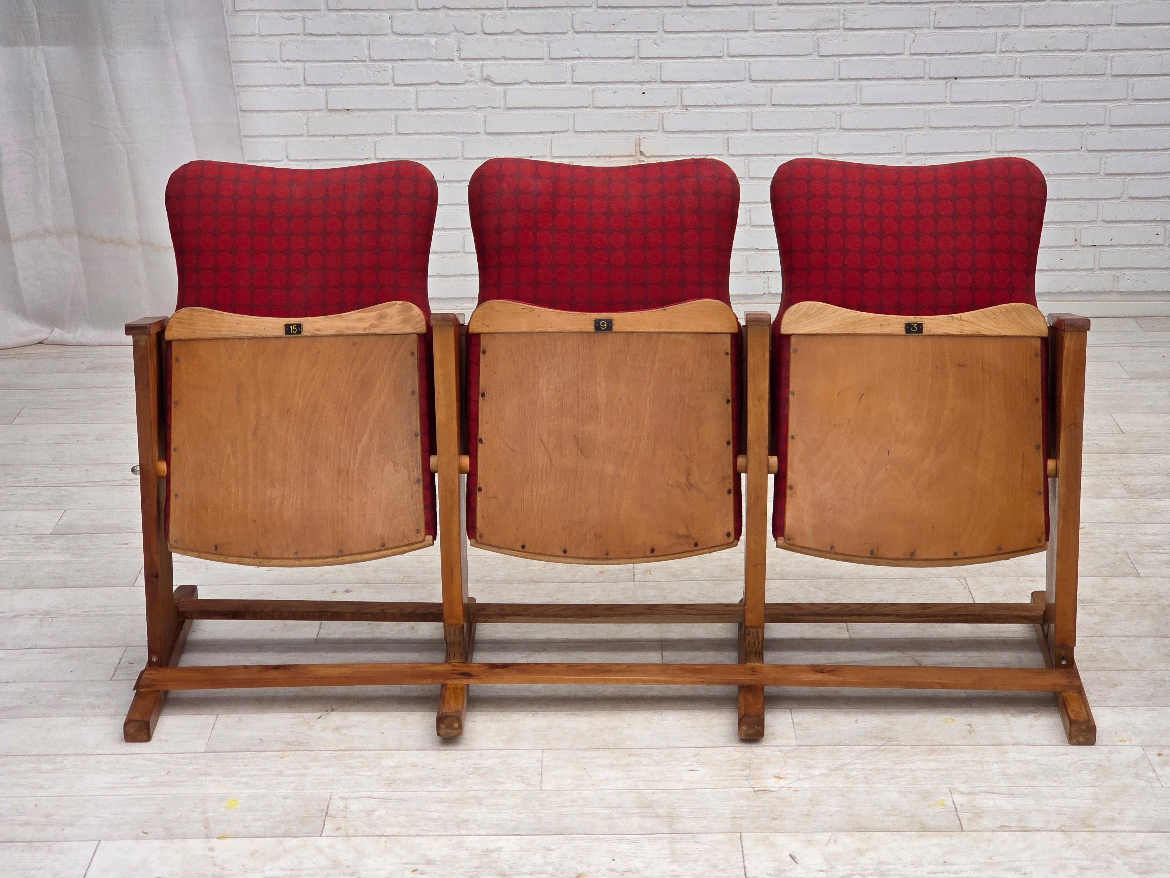 Chaises de cinéma danoises des années 1960. Tissu d'ameublement rouge original, contreplaqué, bois de chêne. Construction en bois à raidissement inférieur ajouté. Bon état d'origine : pas d'odeurs, pas de taches et construction stable. Usure en