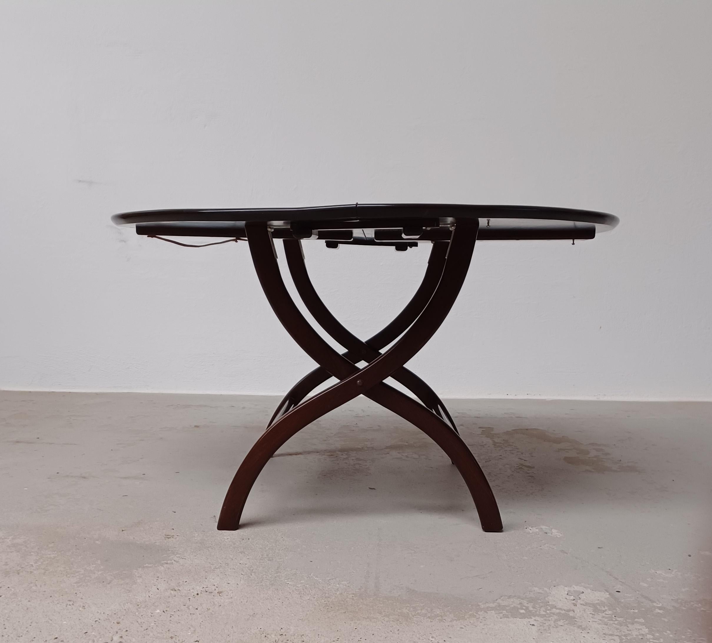 1960s Danish Circular Handcrafted  Foldable Mahogany Coffee Table In Good Condition For Sale In Knebel, DK