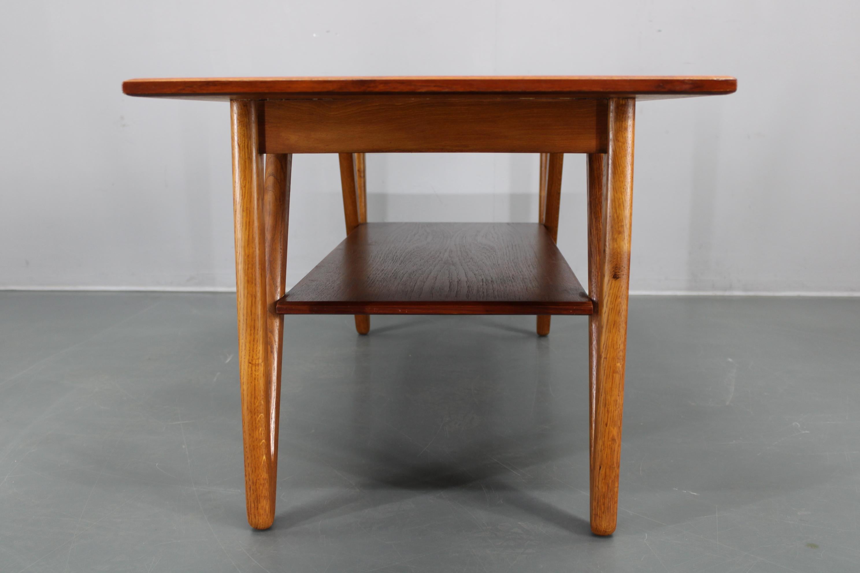 1960s Danish Coffee Table in Teak and Oak, Restored Scandinavian Modern Design en vente 2