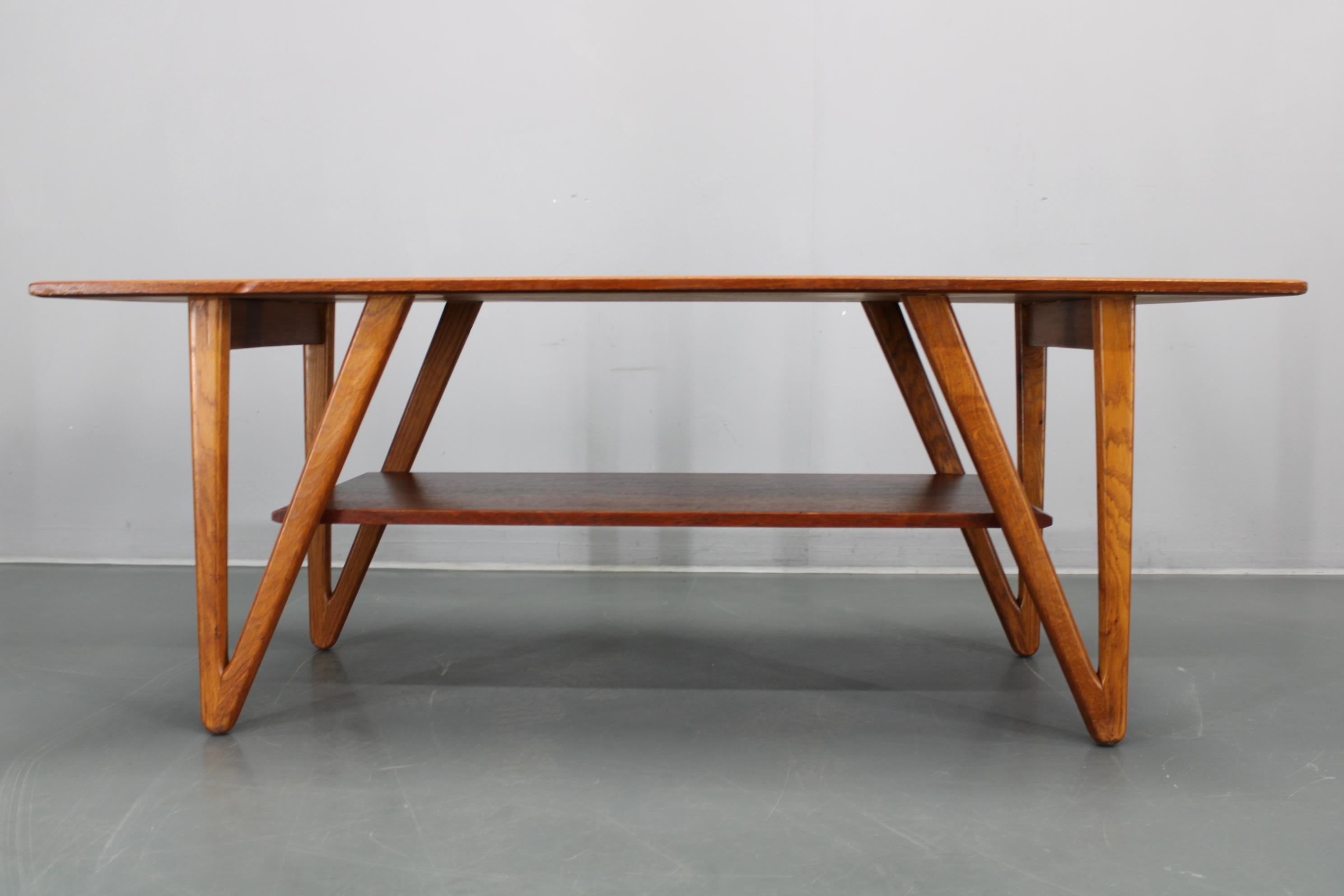 1960s Danish Coffee Table in Teak and Oak, Restored Scandinavian Modern Design en vente 3