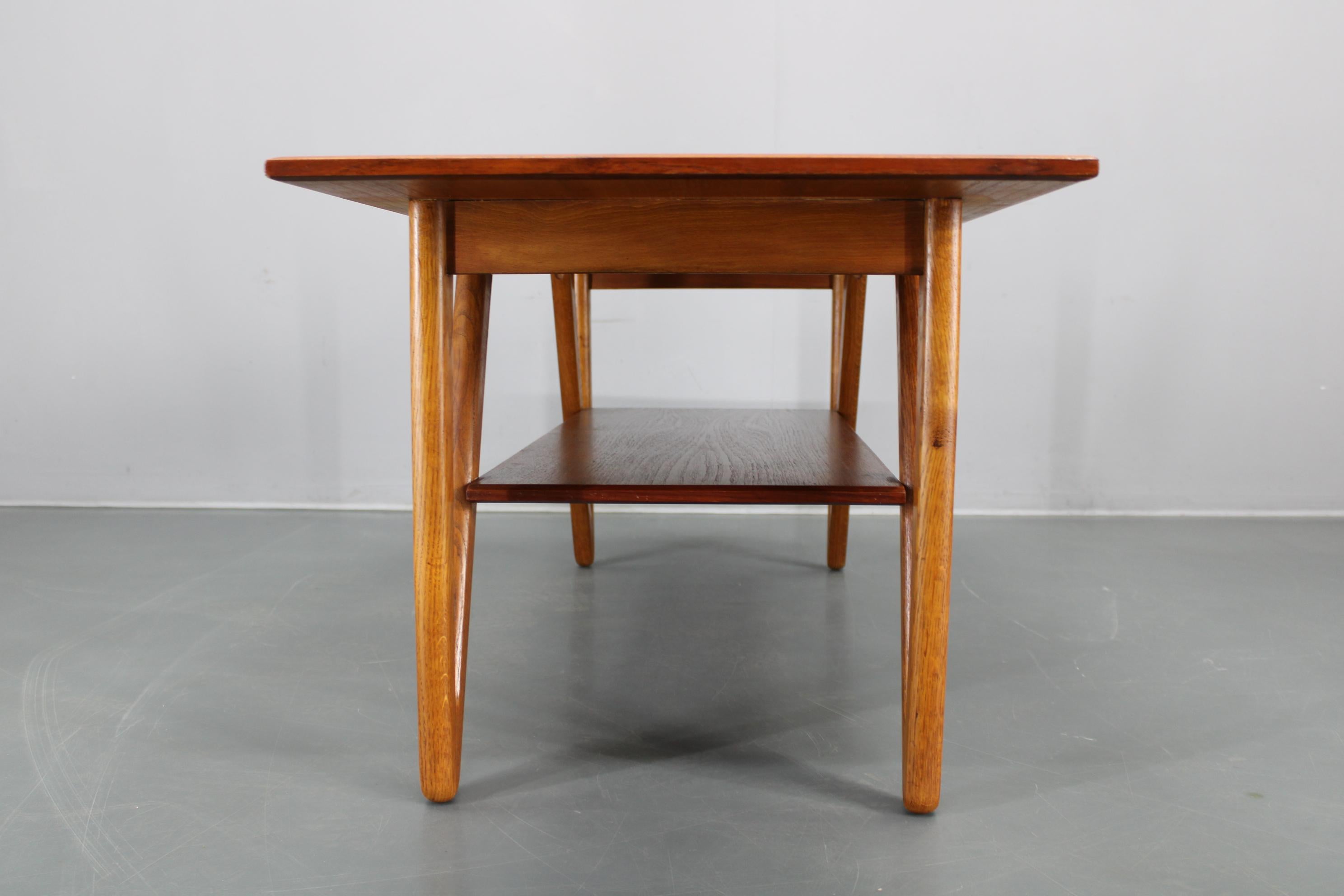 1960s Danish Coffee Table in Teak and Oak, Restored Scandinavian Modern Design en vente 4