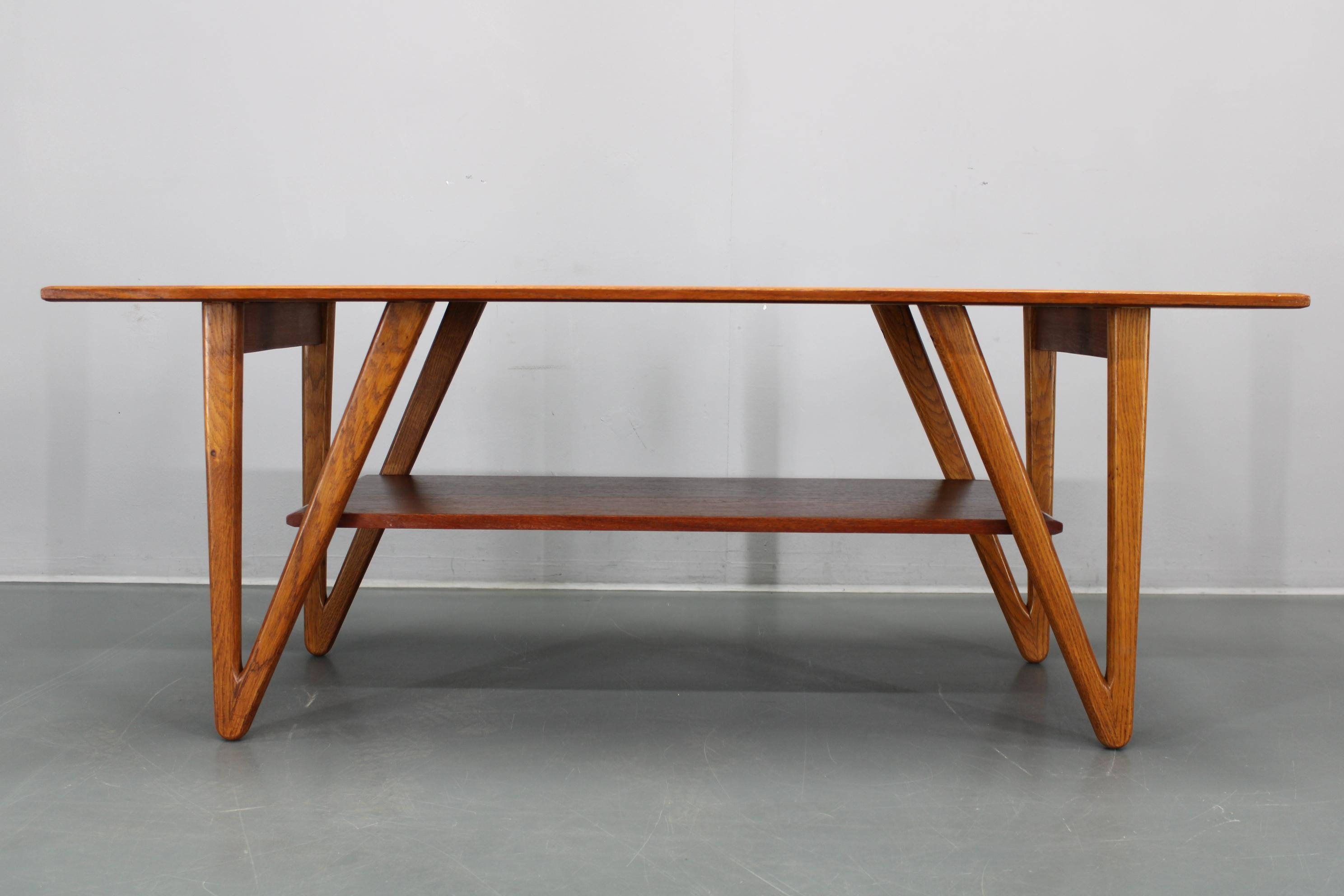 1960s Danish Coffee Table in Teak and Oak, Restored Scandinavian Modern Design en vente 5