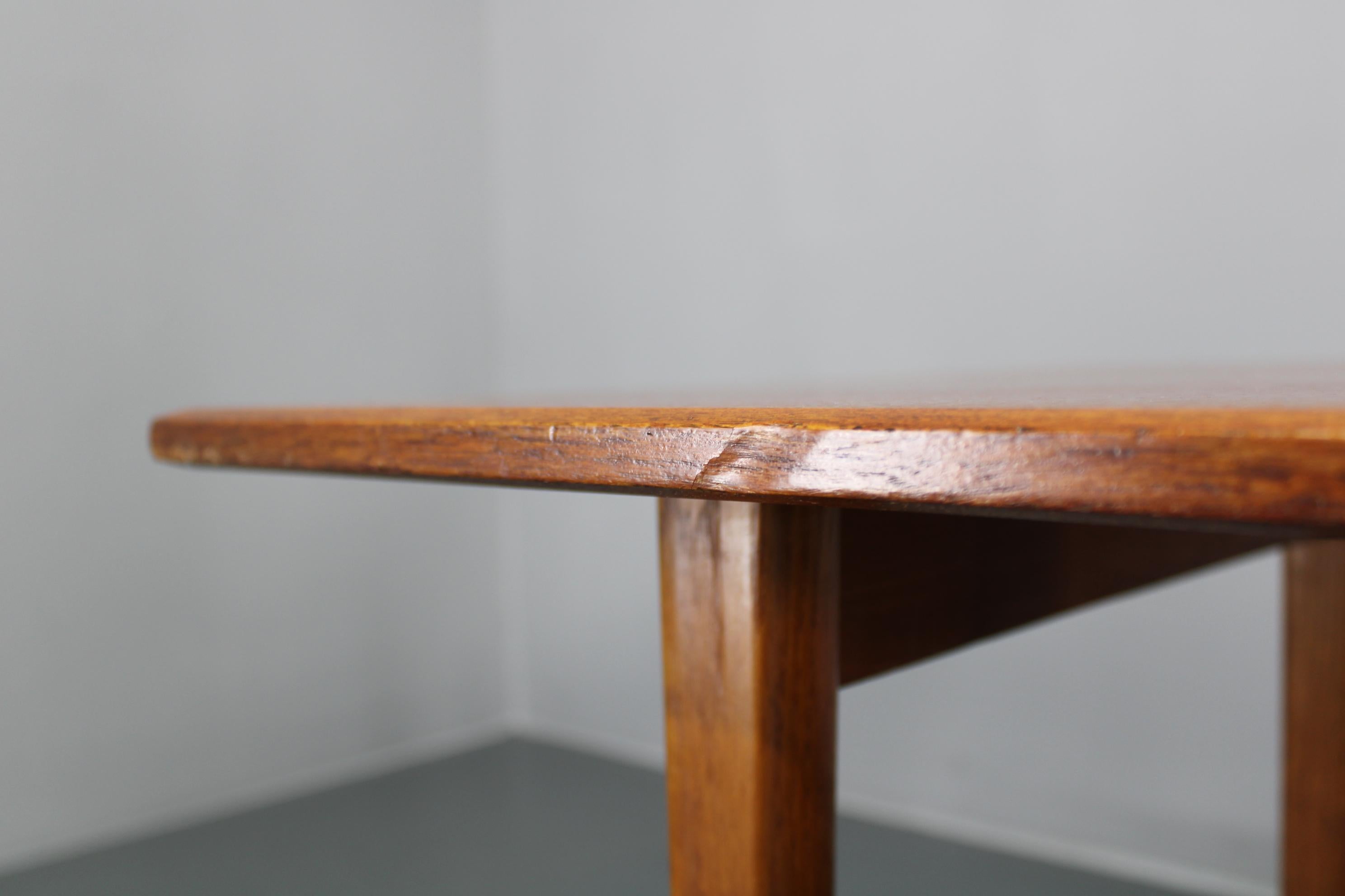 1960s Danish Coffee Table in Teak and Oak, Restored Scandinavian Modern Design en vente 6