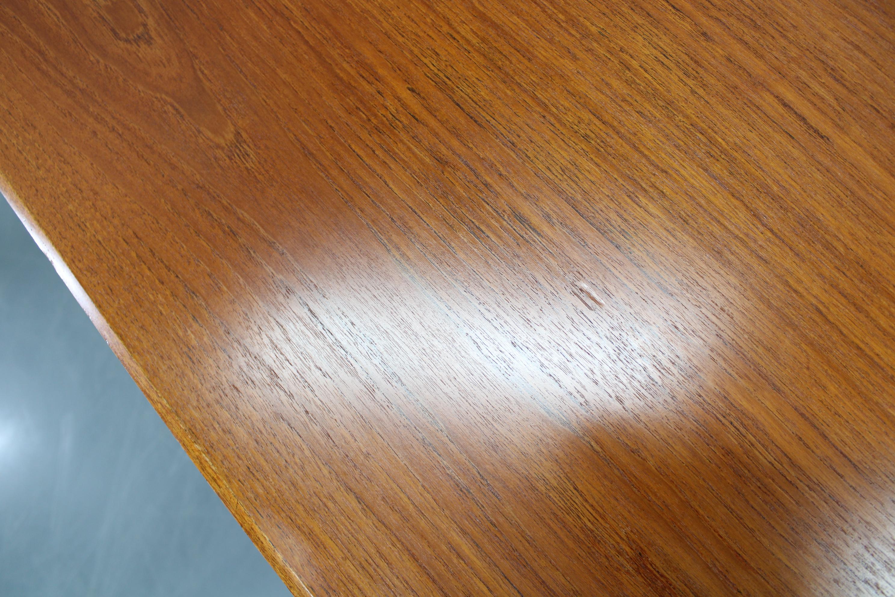 1960s Danish Coffee Table in Teak and Oak, Restored Scandinavian Modern Design en vente 7