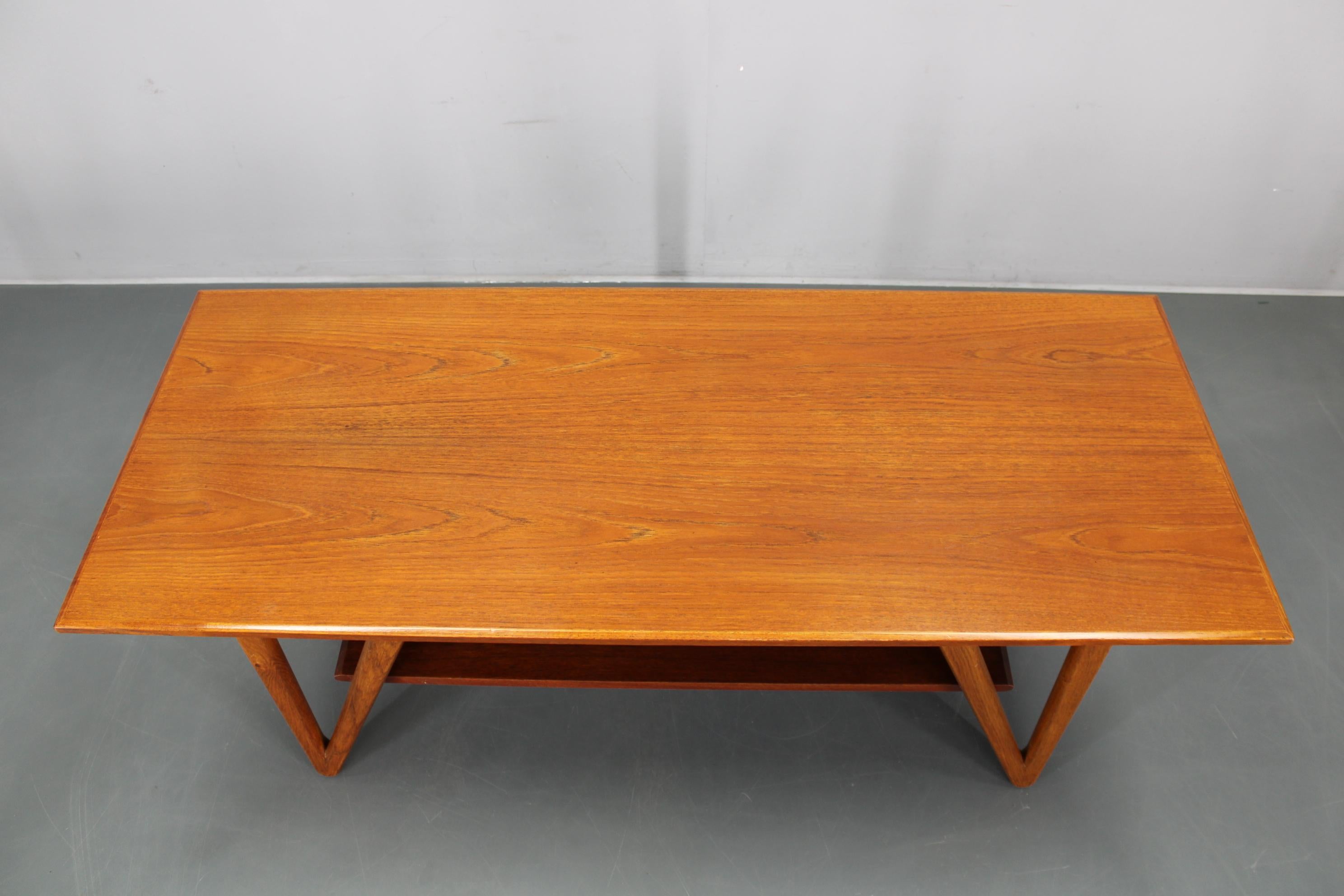 Danois 1960s Danish Coffee Table in Teak and Oak, Restored Scandinavian Modern Design en vente