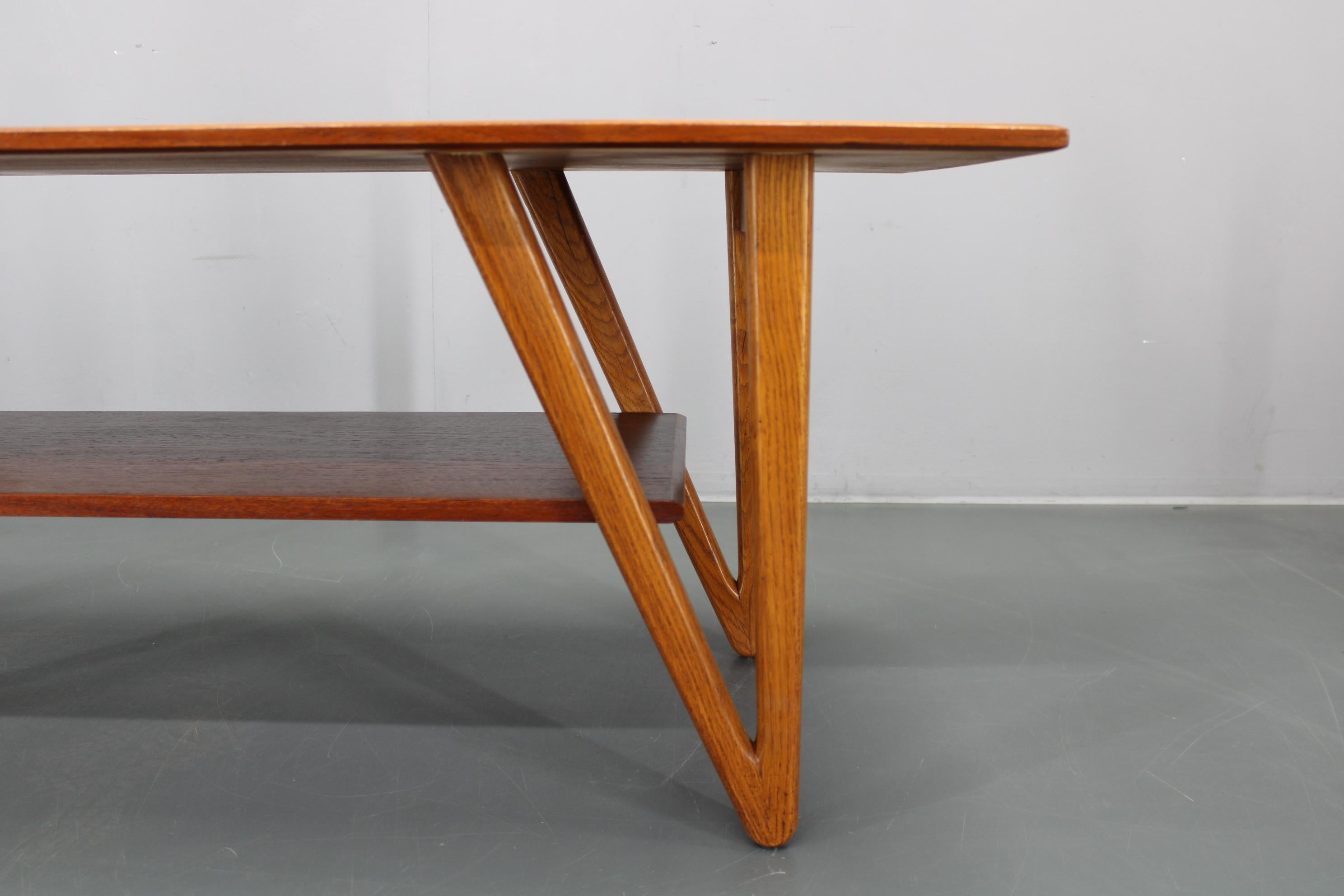 1960s Danish Coffee Table in Teak and Oak, Restored Scandinavian Modern Design Bon état - En vente à Praha, CZ