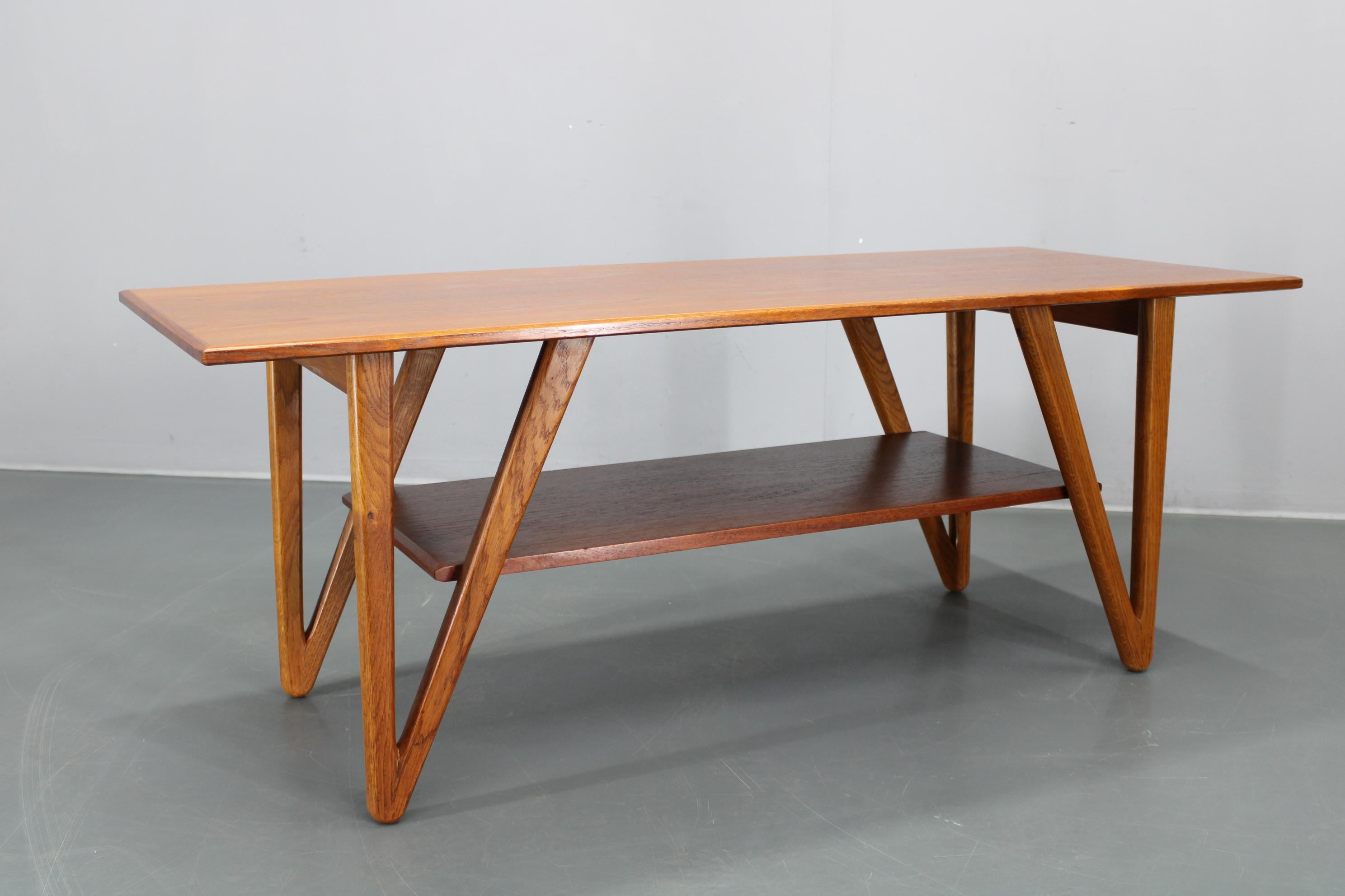 1960s Danish Coffee Table in Teak and Oak, Restored Scandinavian Modern Design en vente 1