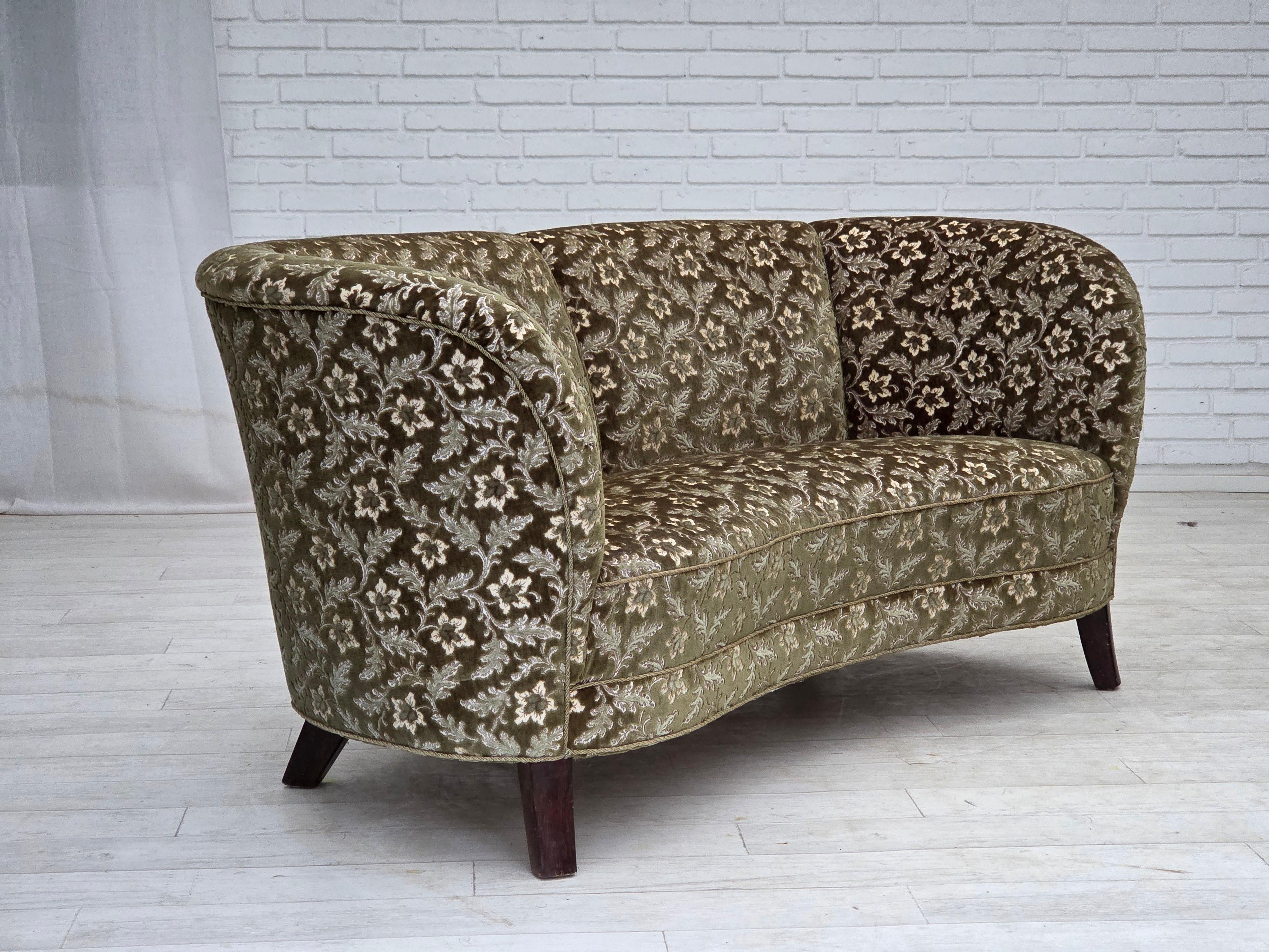 Scandinave moderne Années 1960, canapé 2 places incurvé de fabrication danoise, velours d'ameublement vert, bois de hêtre. en vente
