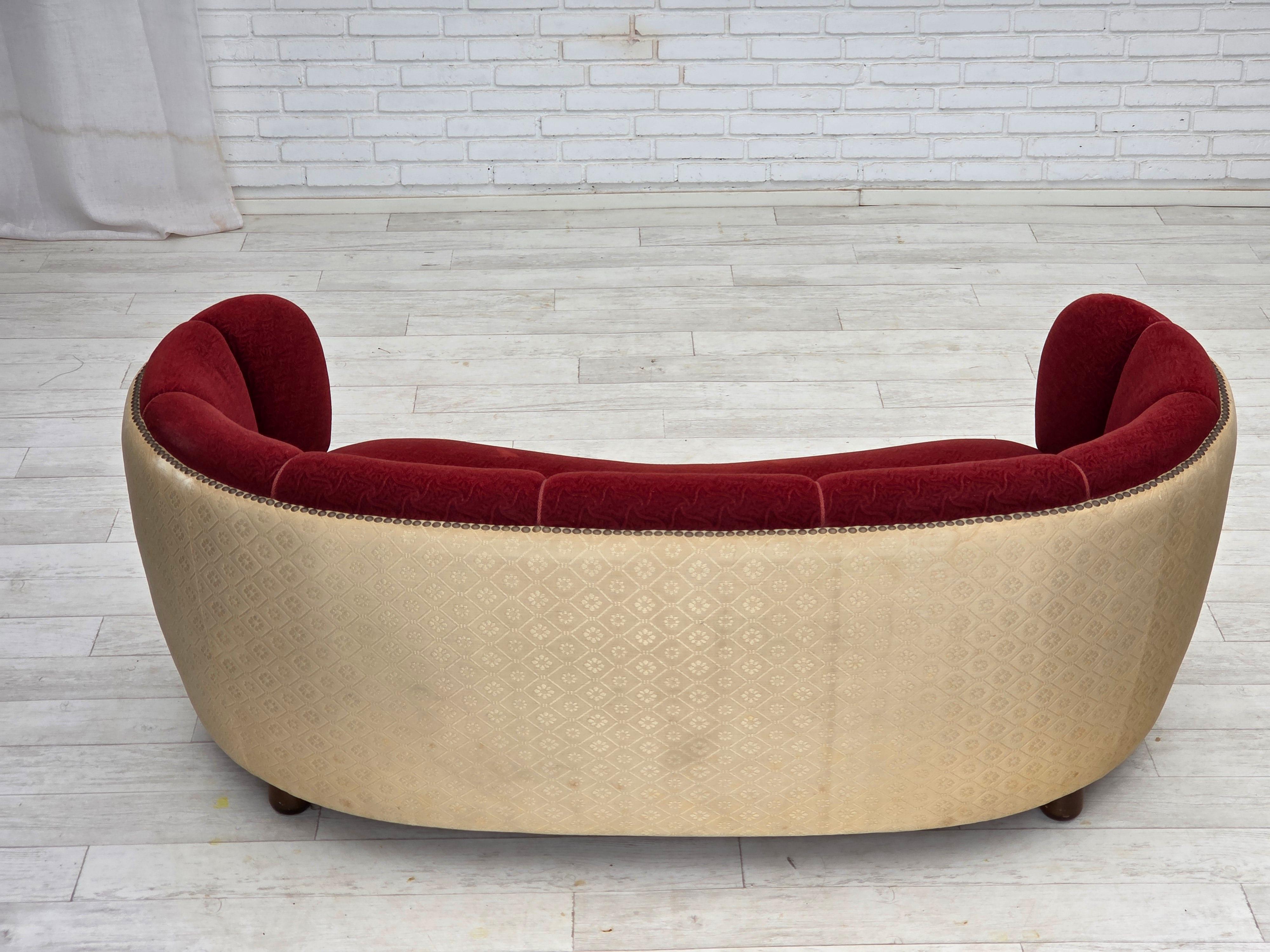 1960s, Danish curved 2-seater sofa, red/beige furniture wool fabric. en venta 3