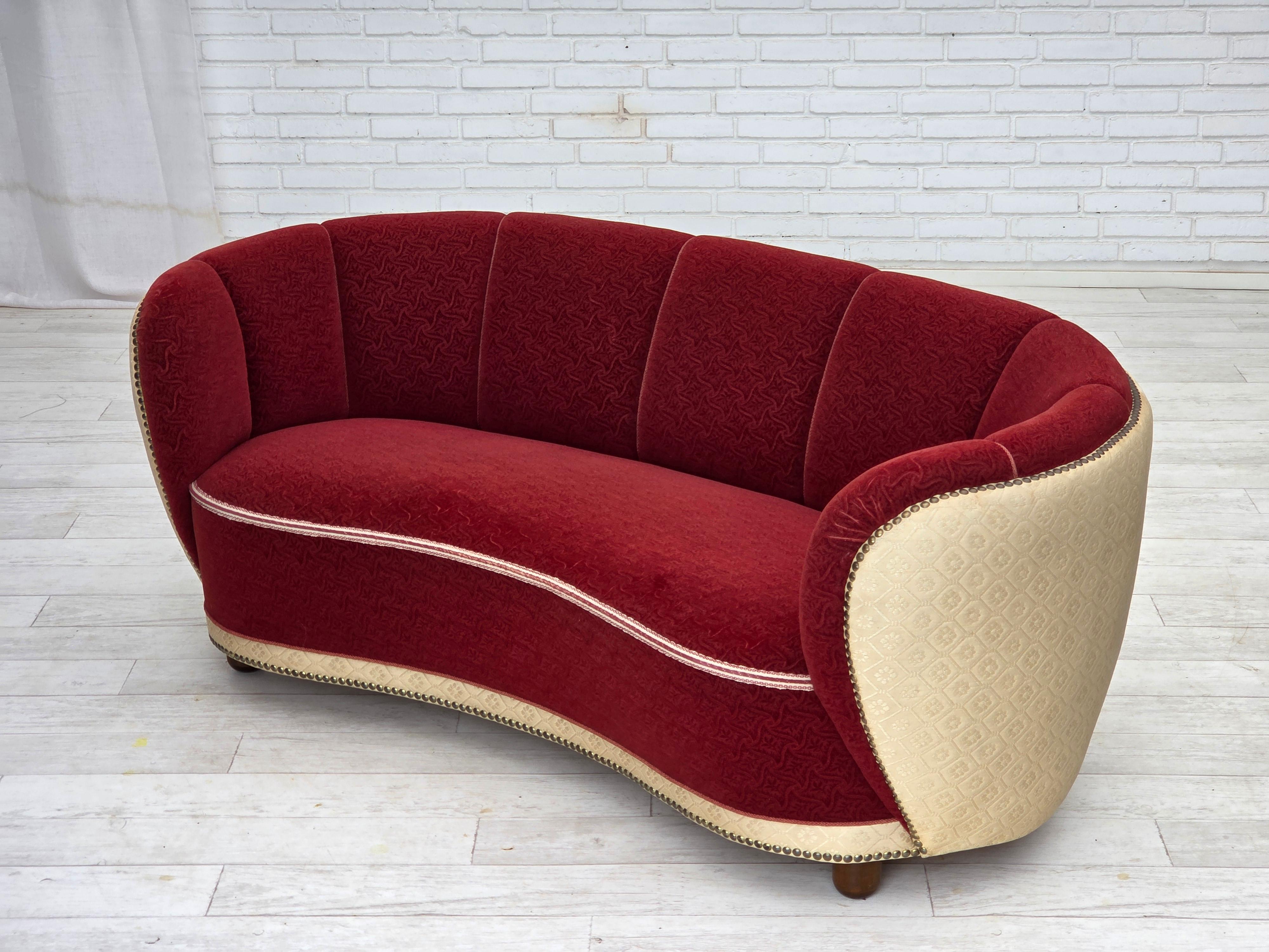1960s, Danish curved 2-seater sofa, red/beige furniture wool fabric. en venta 9