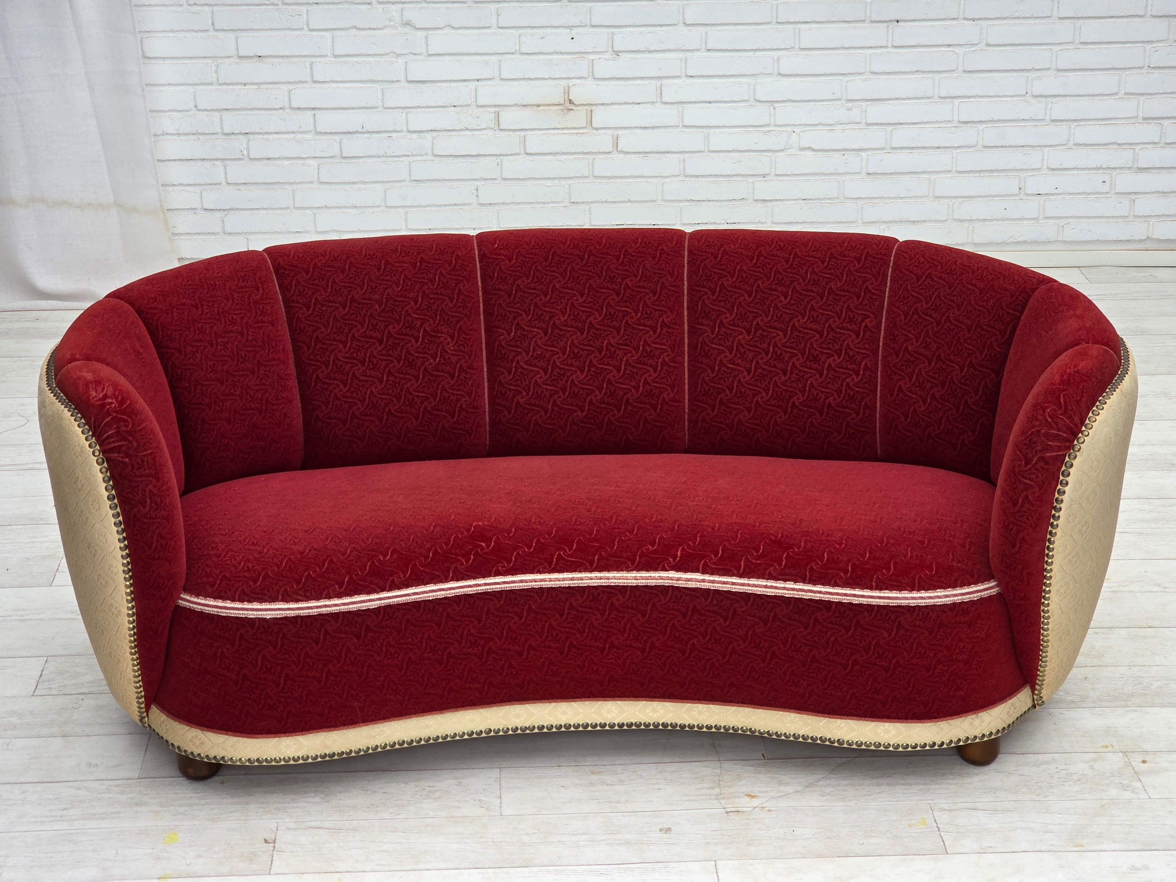 1960s, Danish curved 2-seater sofa, red/beige furniture wool fabric. Escandinavo moderno en venta