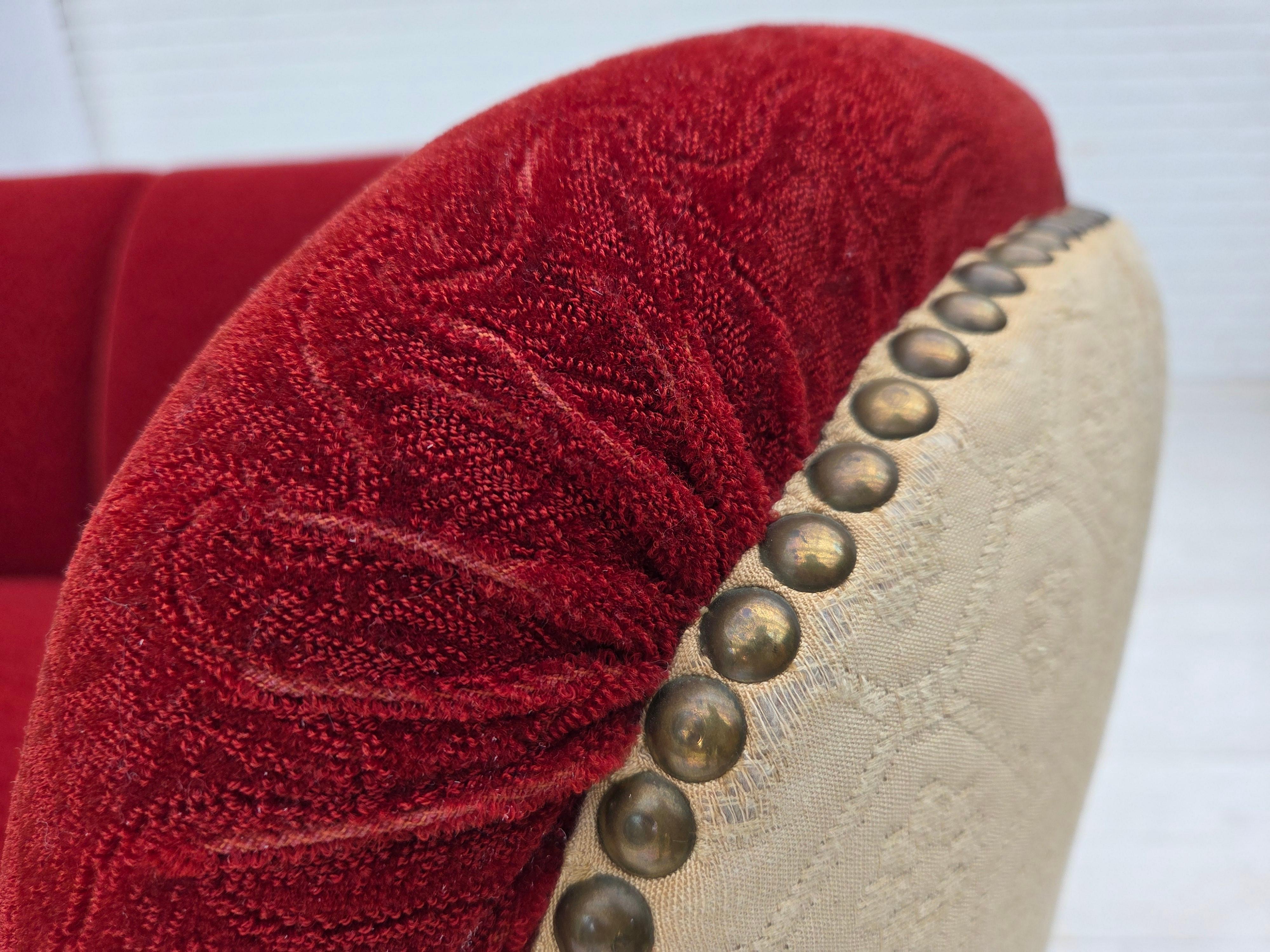 1960s, Danish curved 2-seater sofa, red/beige furniture wool fabric. Danés en venta
