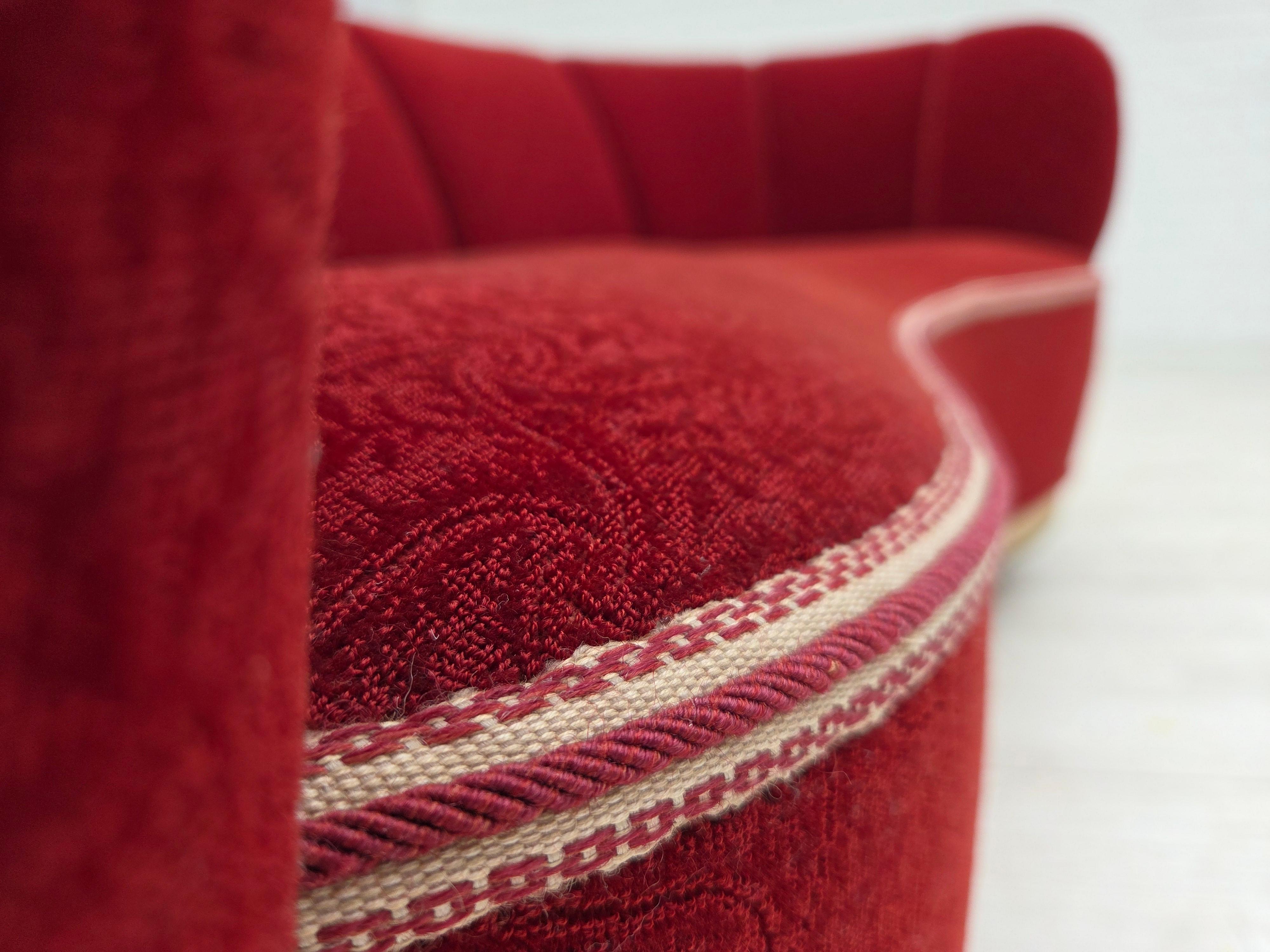 1960s, Danish curved 2-seater sofa, red/beige furniture wool fabric. en Bueno estado para la venta en Tarm, 82
