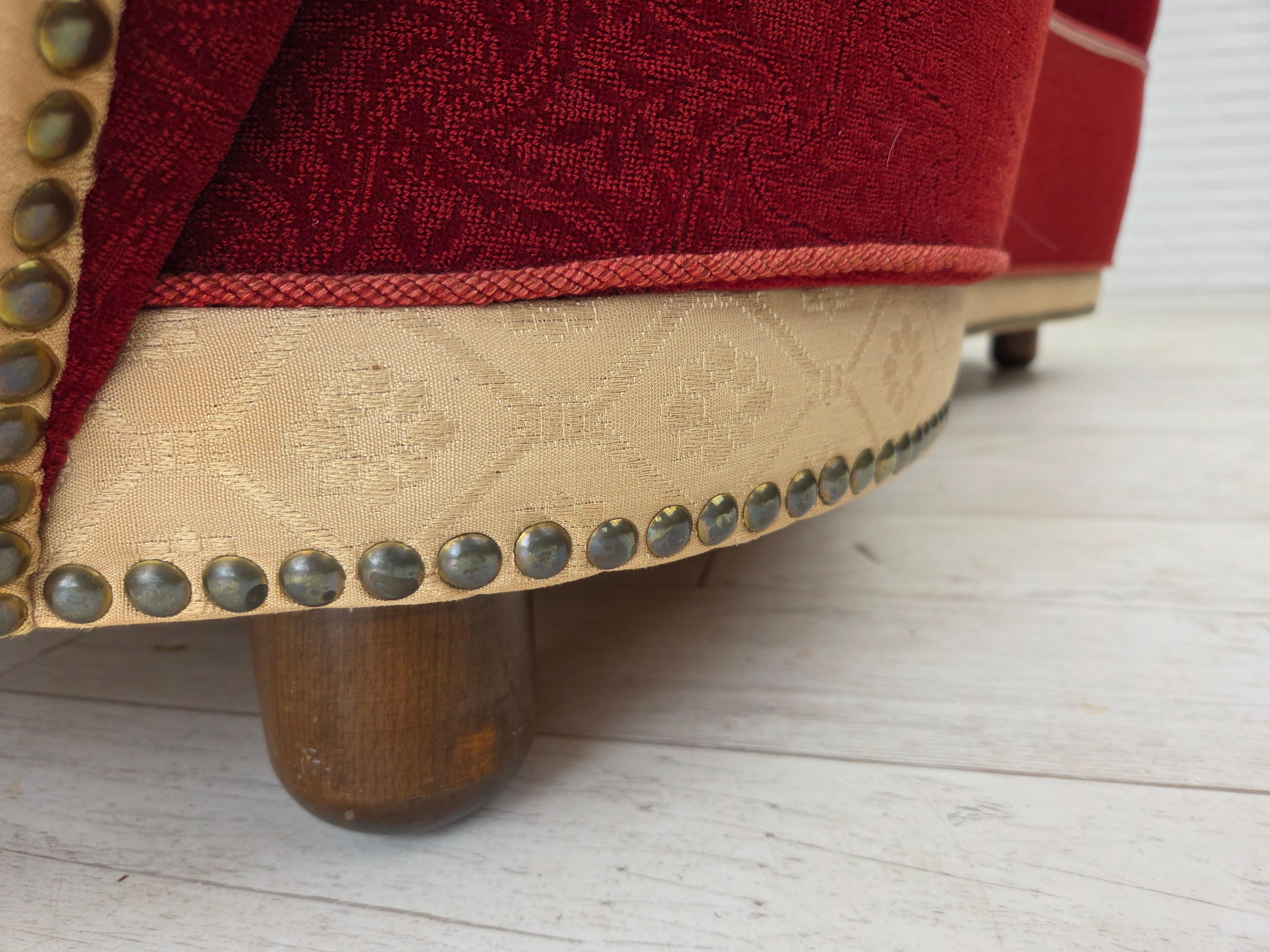 1960s, Danish curved 2-seater sofa, red/beige furniture wool fabric. mediados del siglo XX en venta