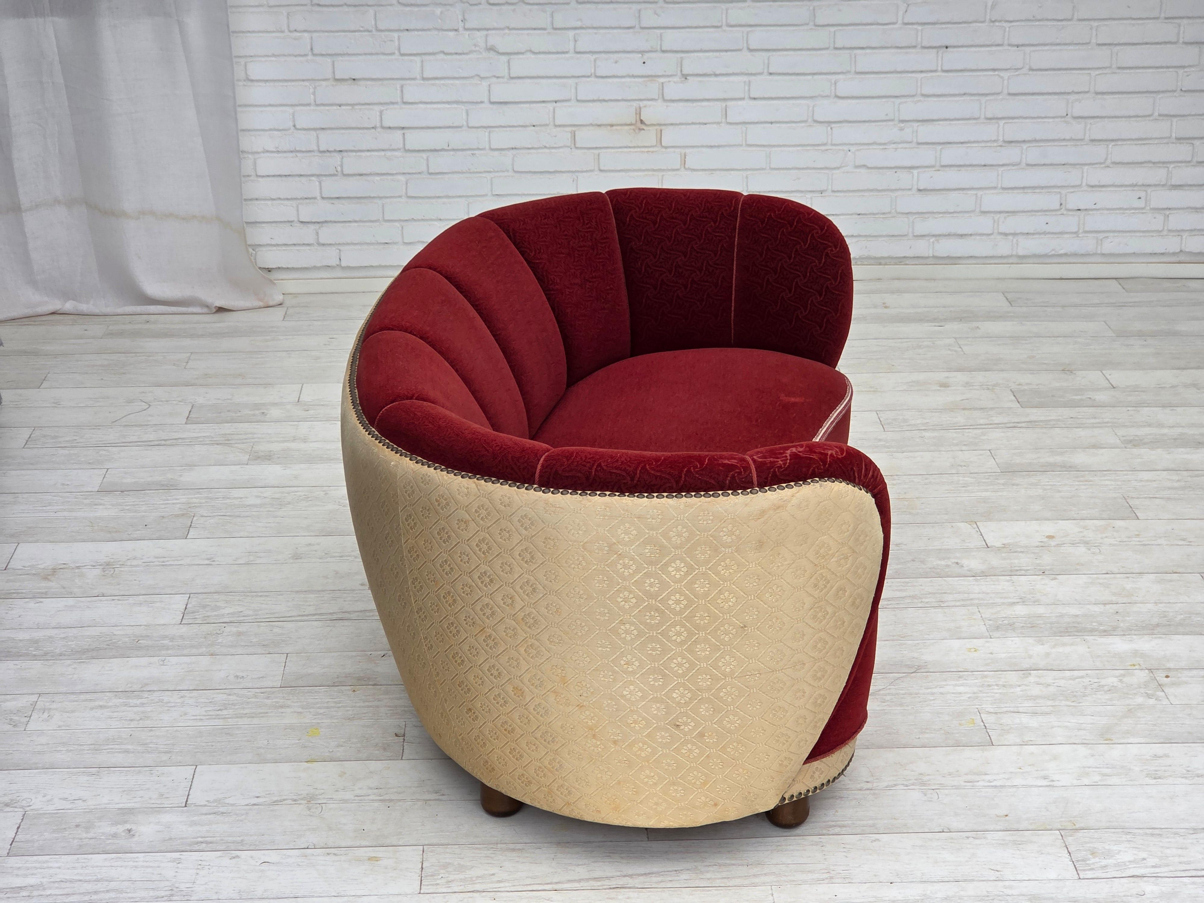 1960s, Danish curved 2-seater sofa, red/beige furniture wool fabric. Lana en venta