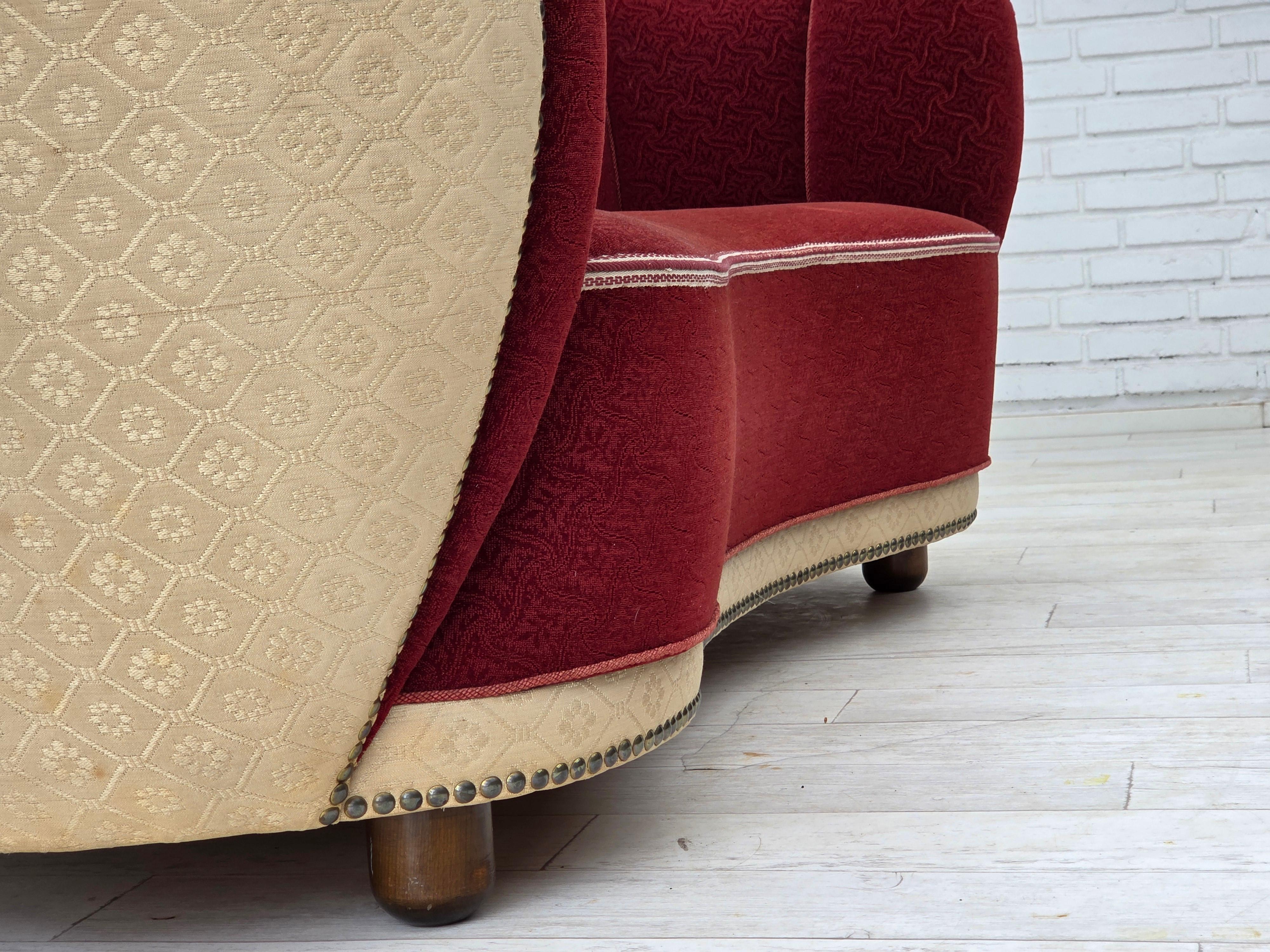 1960s, Danish curved 2-seater sofa, red/beige furniture wool fabric. en venta 1