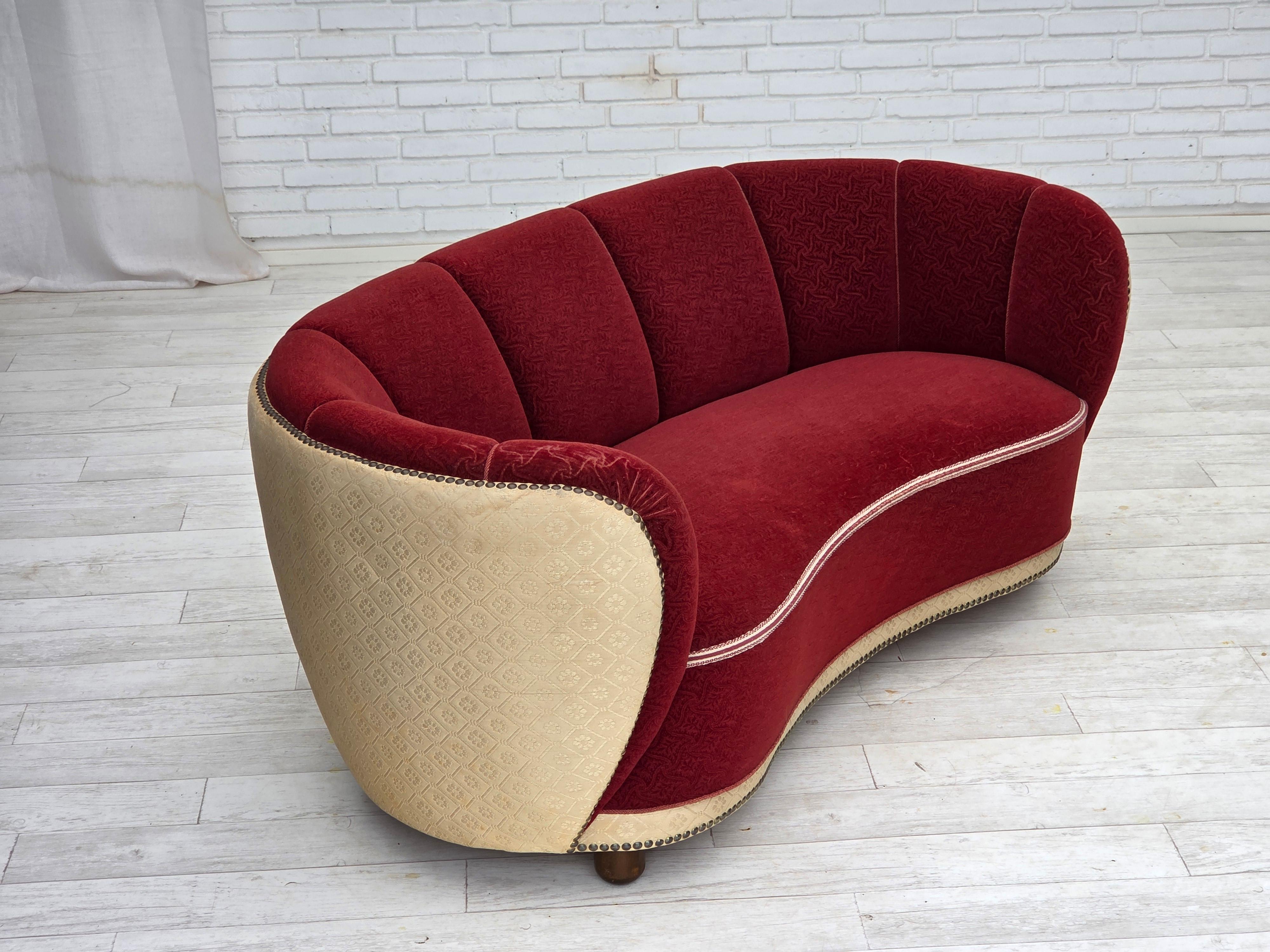 1960s, Danish curved 2-seater sofa, red/beige furniture wool fabric. en venta 2