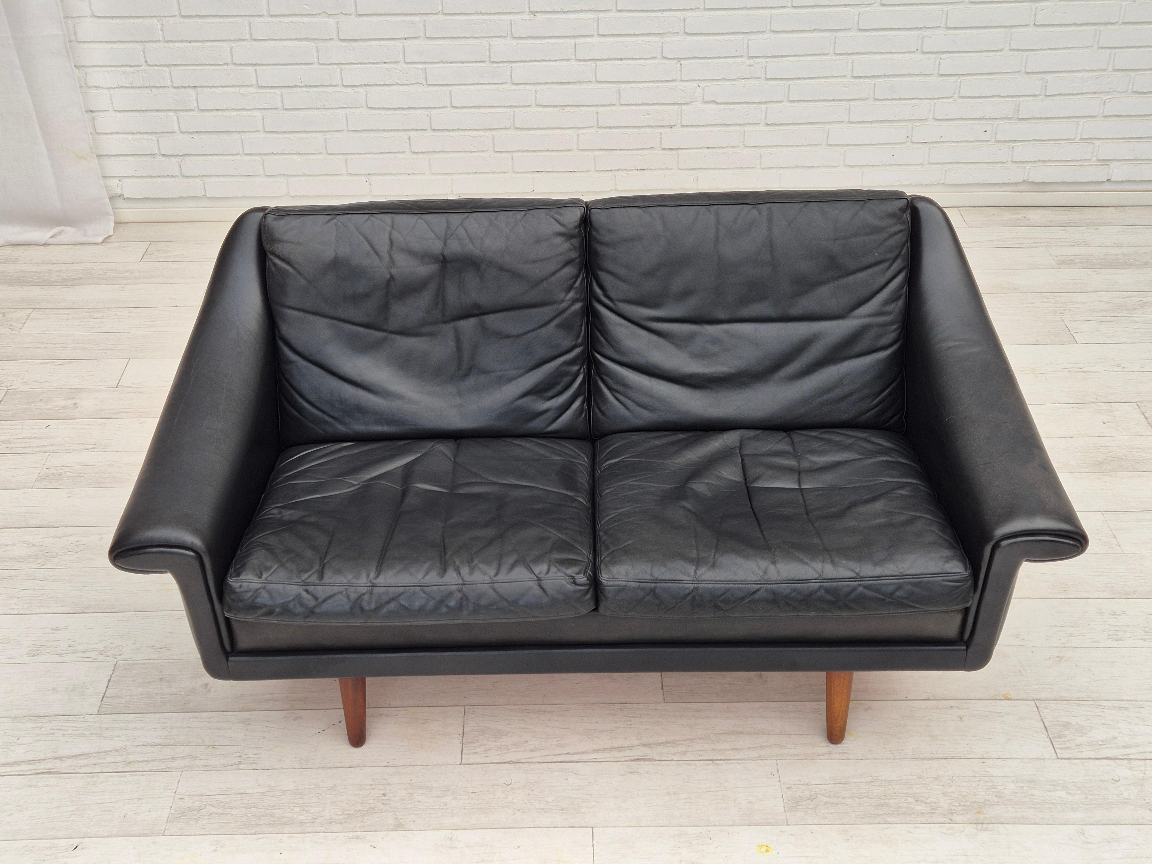 Scandinavian Modern 1960s, Danish design, Aage Christiansen for Erhardsen & Andersen, 2 seater sofa. For Sale
