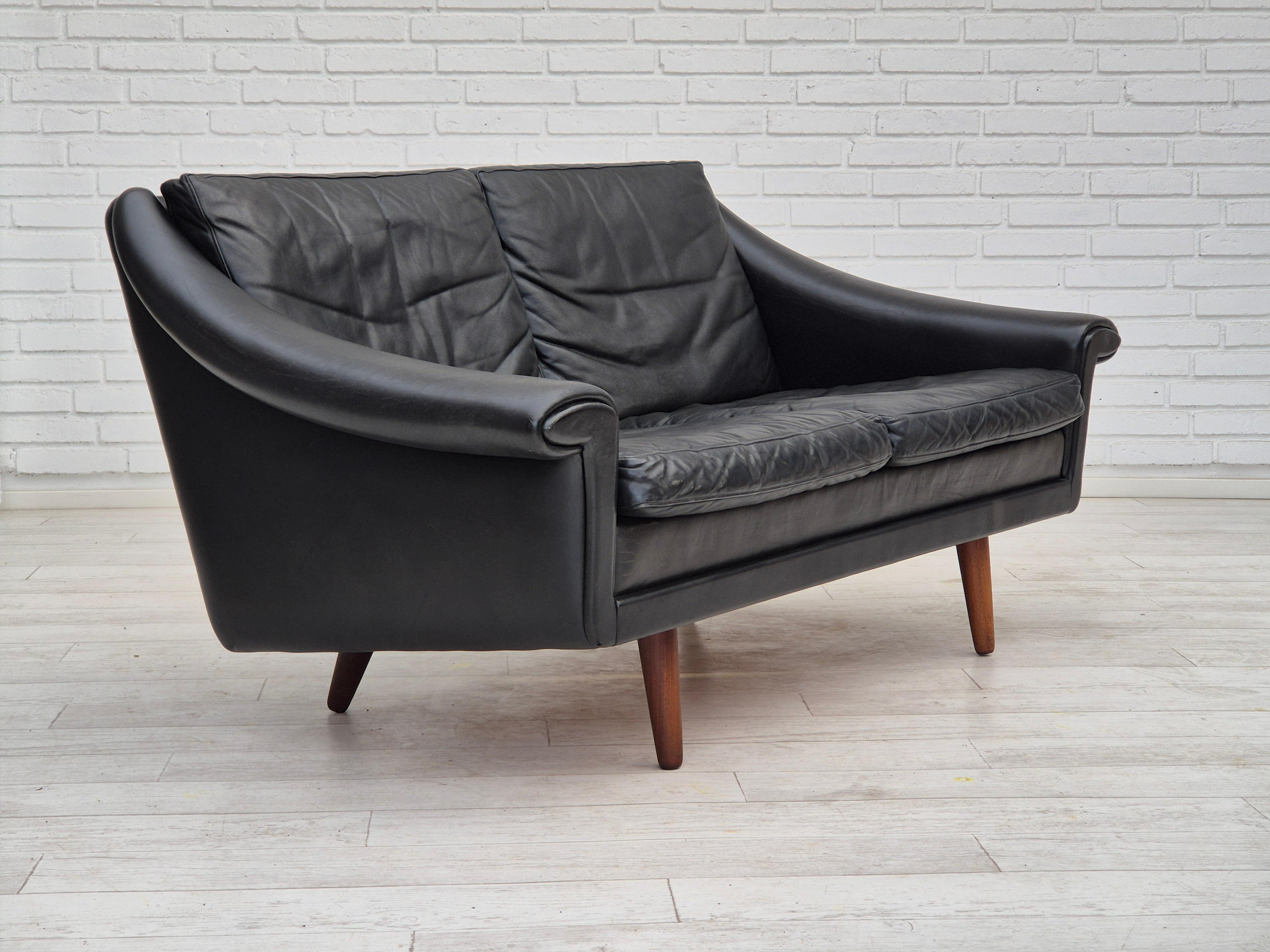 1960s, Danish design, Aage Christiansen for Erhardsen & Andersen, 2 seater sofa. In Good Condition For Sale In Tarm, 82