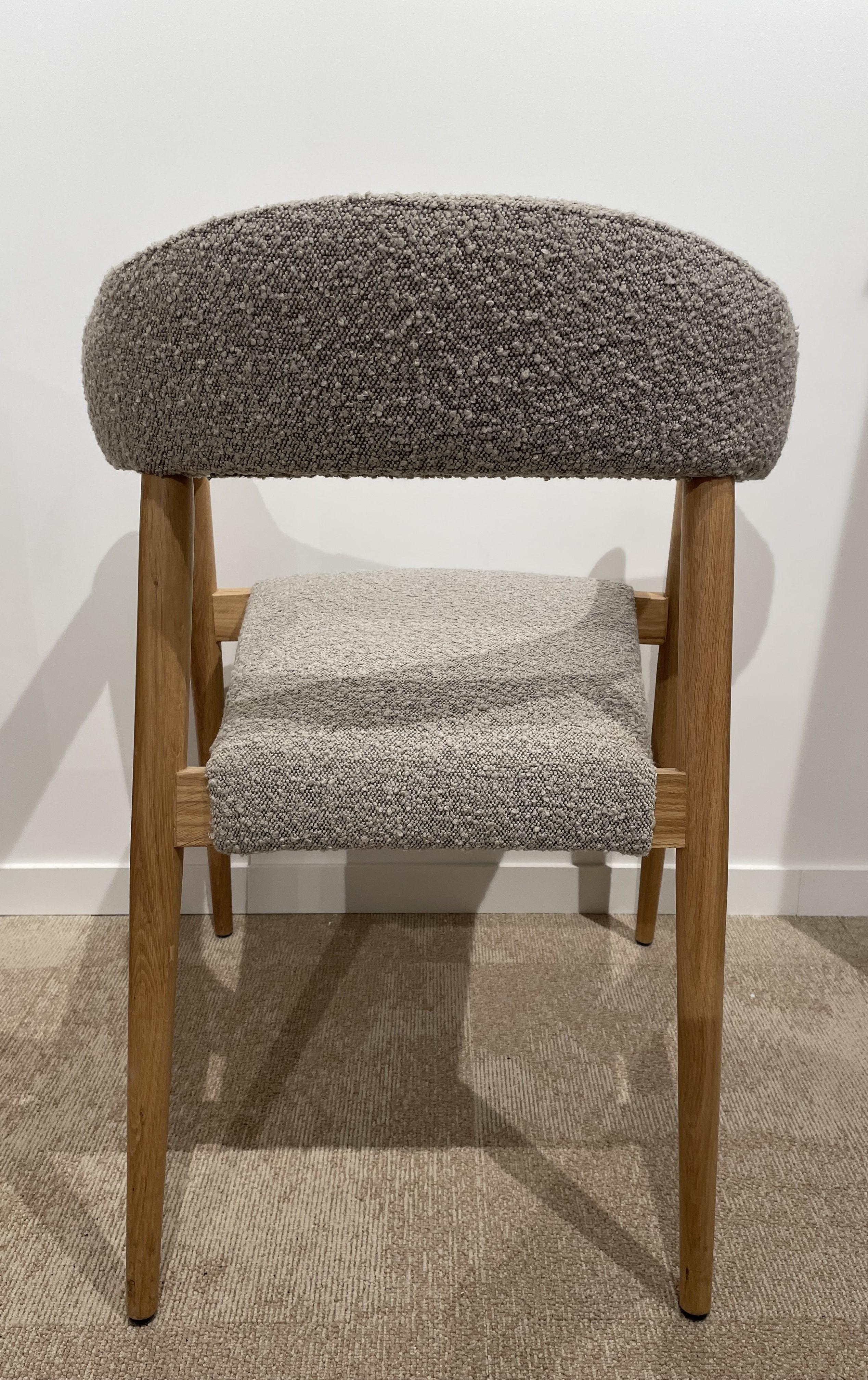 Mid-Century Modern Chaise en bois et tissu bouclé de style danois et scandinave des années 1960 en vente