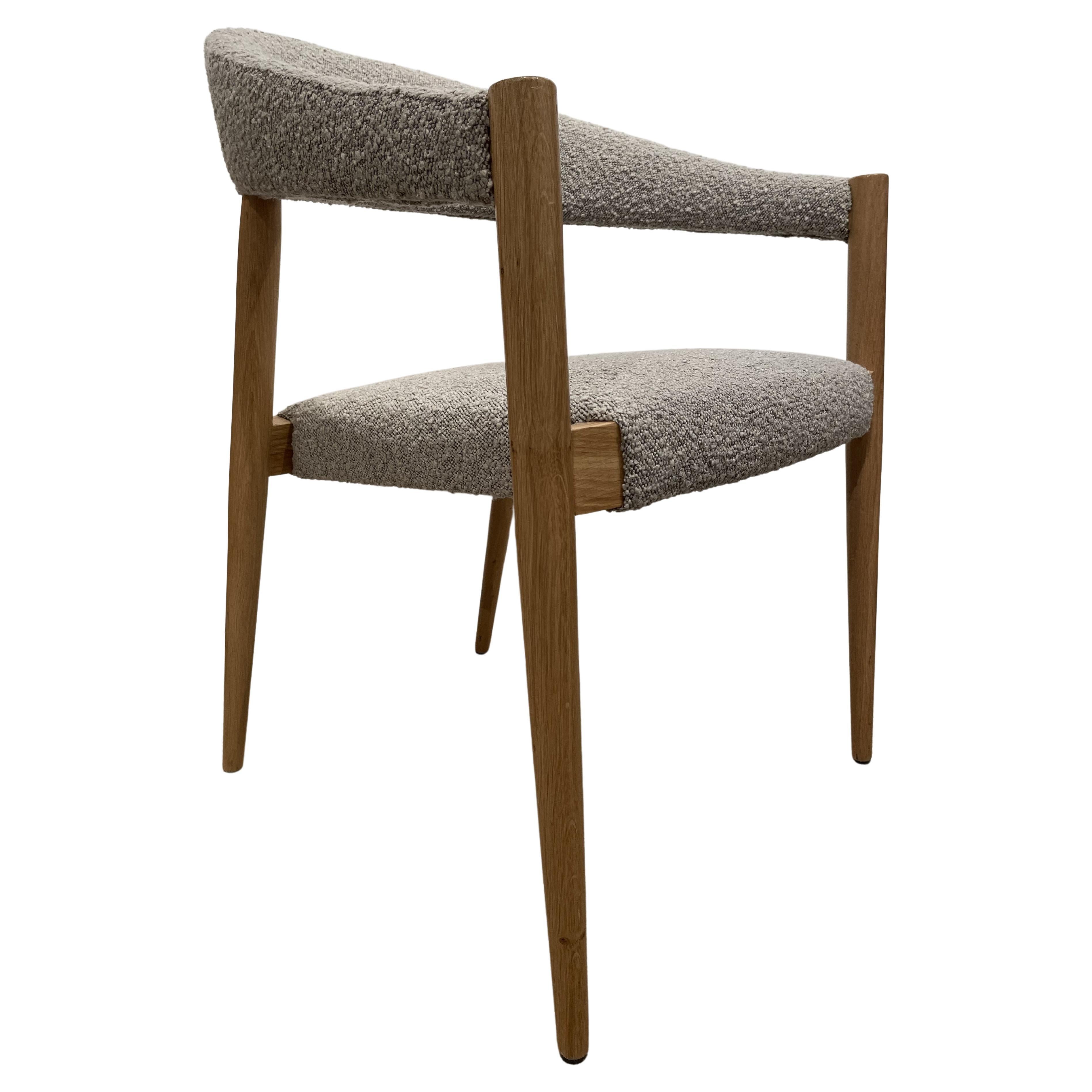 Chaise en bois et tissu bouclé de style danois et scandinave des années 1960 en vente