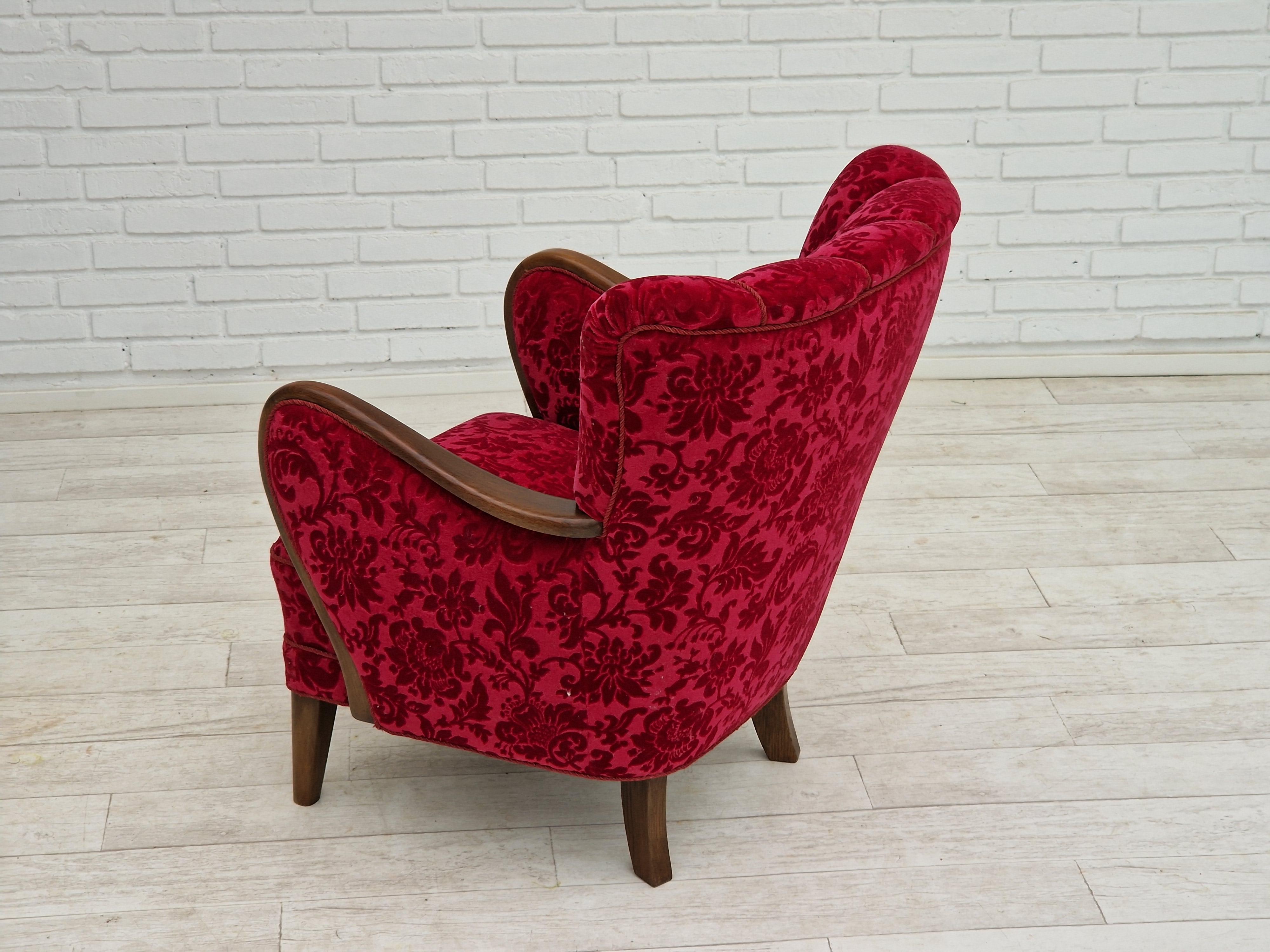 Des années 1960, design danois d'Alfred Christensen, fauteuil en tissu rouge cerise. en vente 1