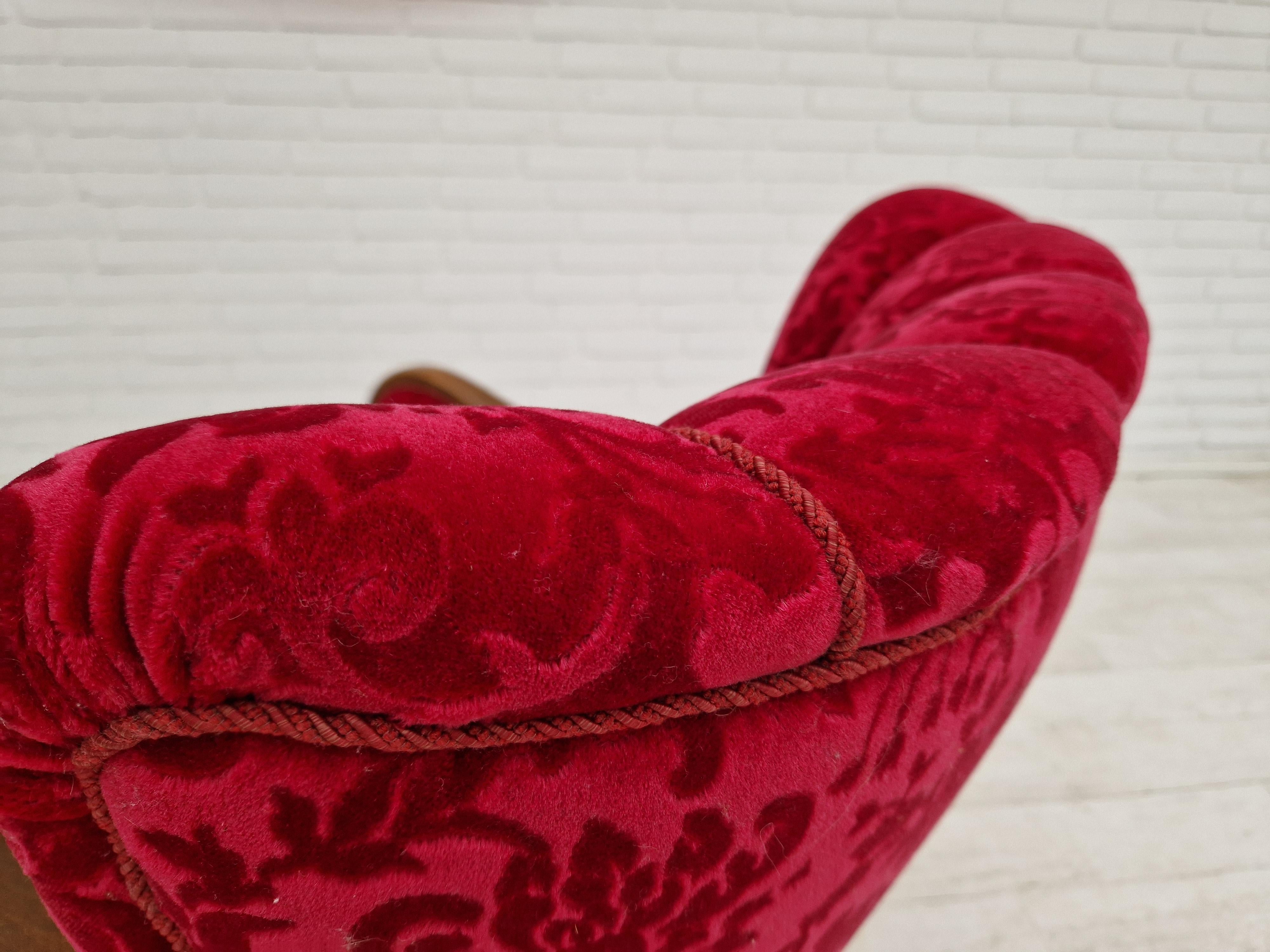 Des années 1960, design danois d'Alfred Christensen, fauteuil en tissu rouge cerise. en vente 2