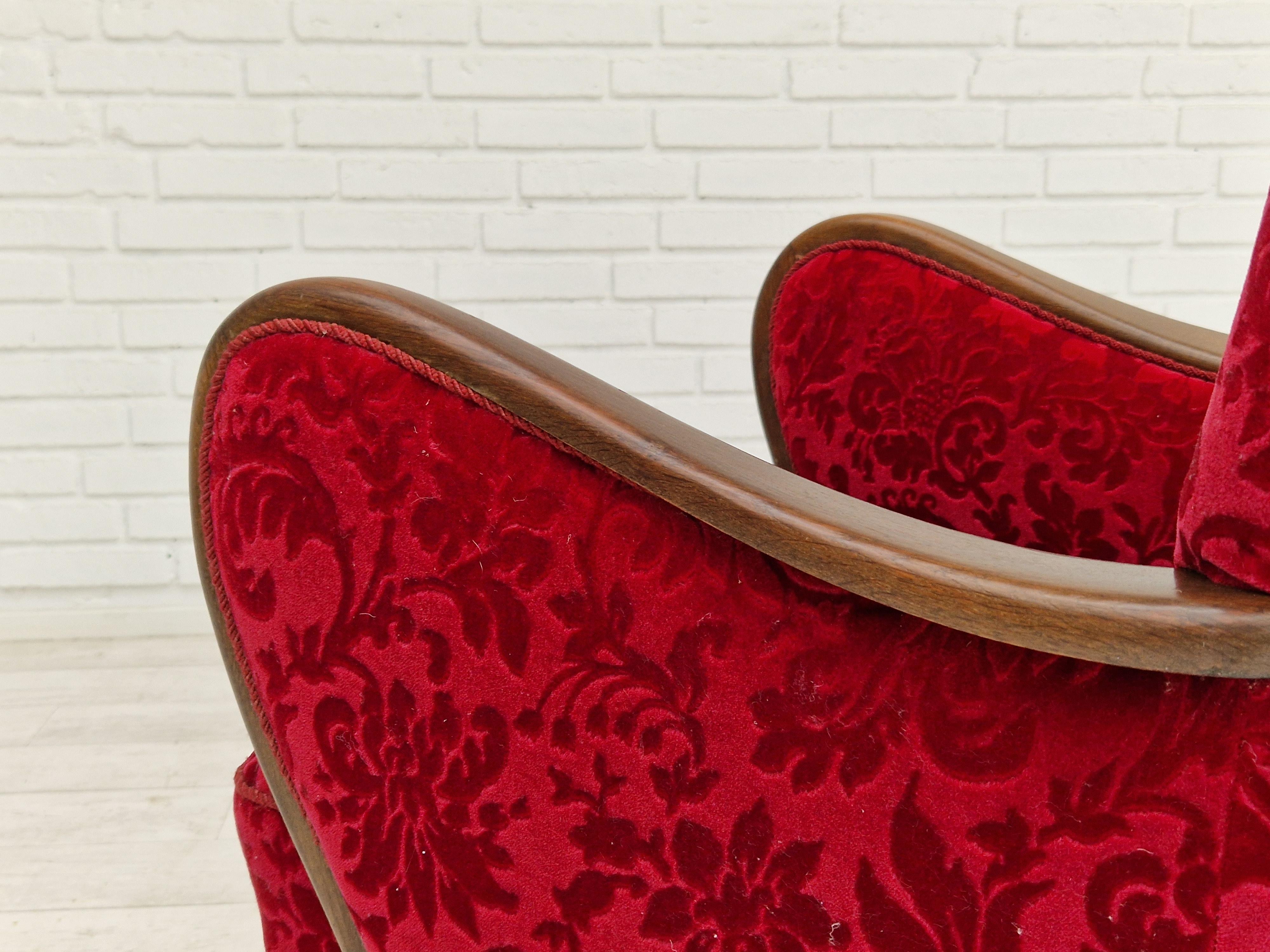 Des années 1960, design danois d'Alfred Christensen, fauteuil en tissu rouge cerise. en vente 3