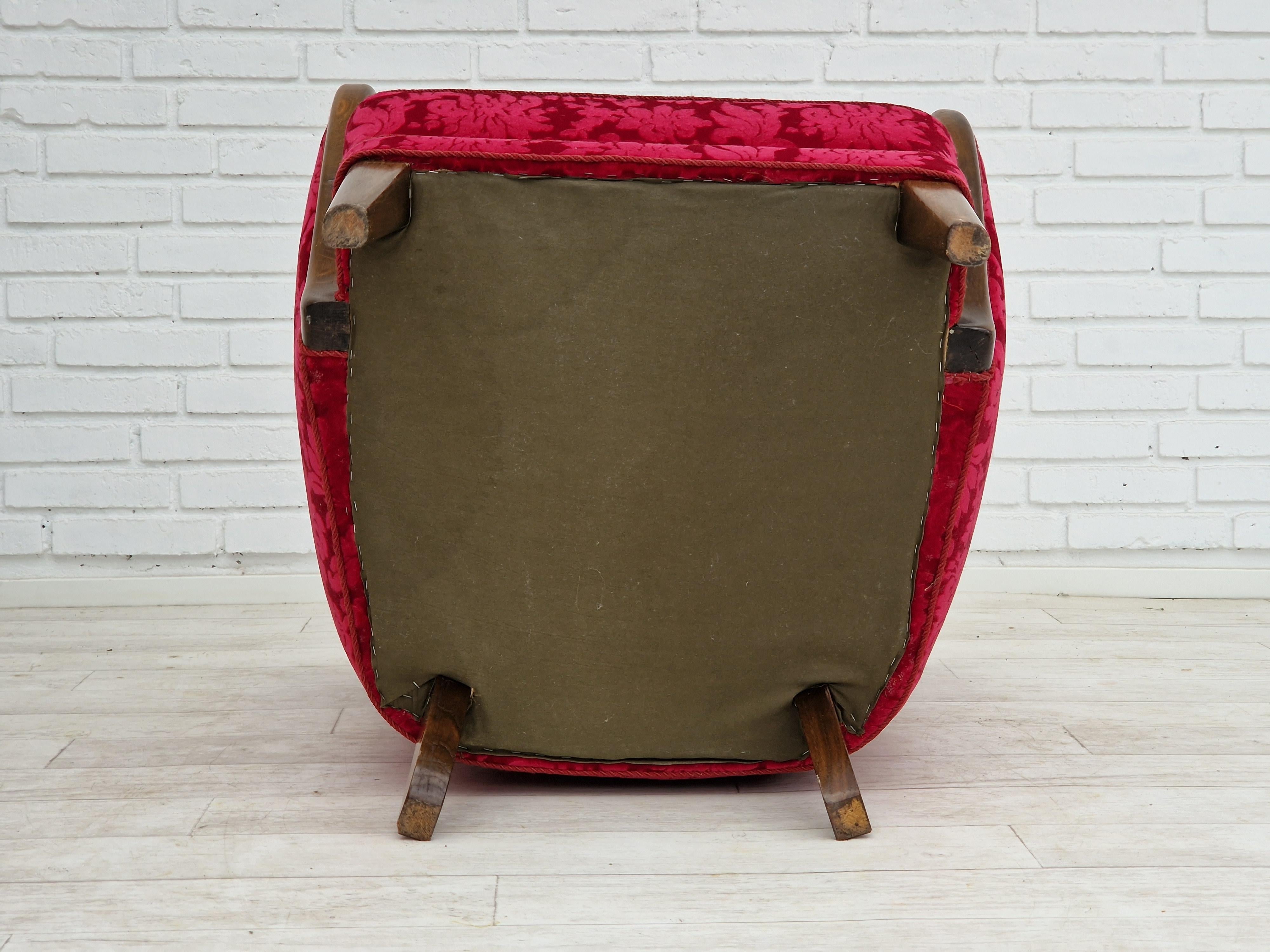 Des années 1960, design danois d'Alfred Christensen, fauteuil en tissu rouge cerise. en vente 4