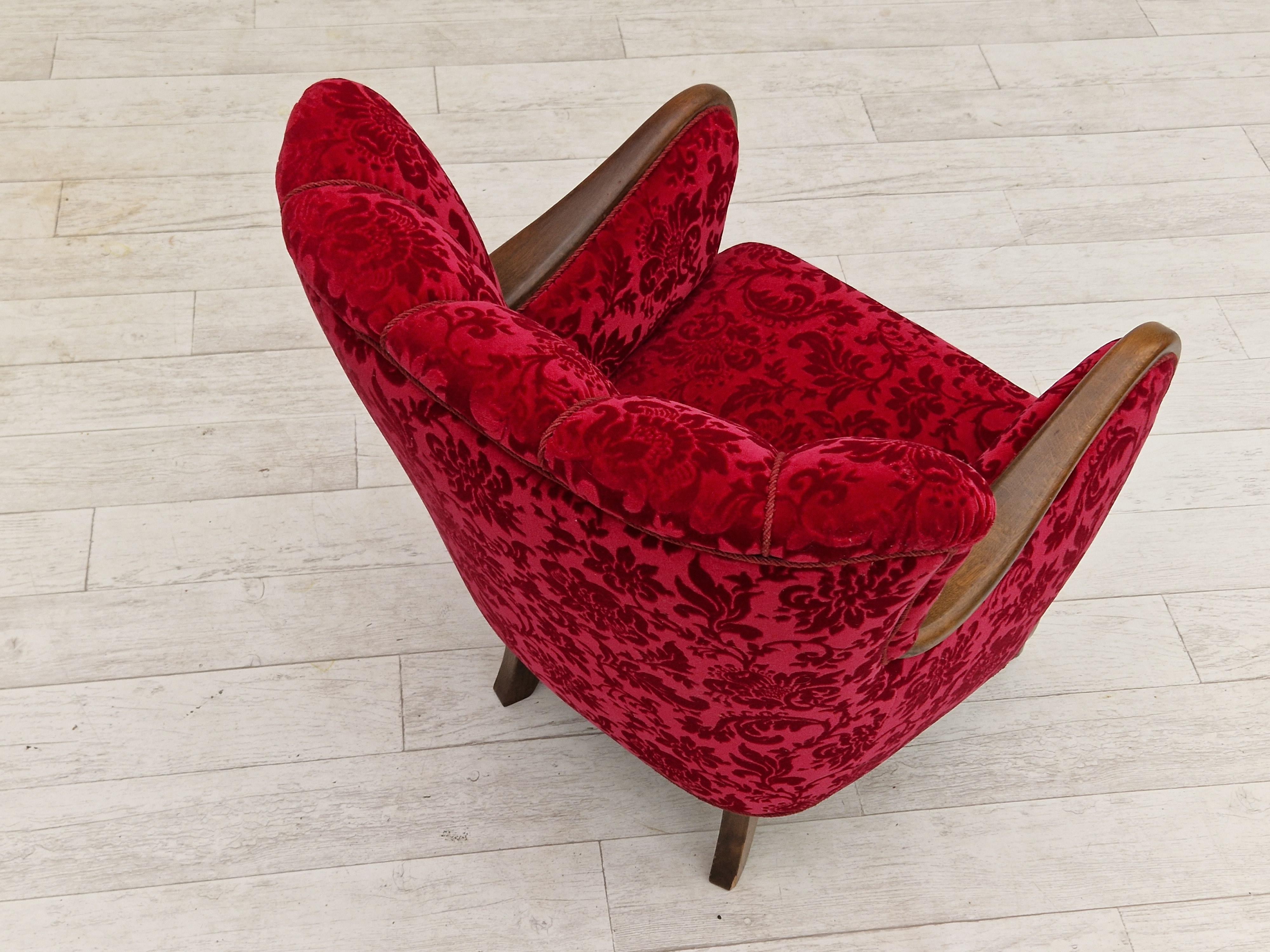 Des années 1960, design danois d'Alfred Christensen, fauteuil en tissu rouge cerise. en vente 5