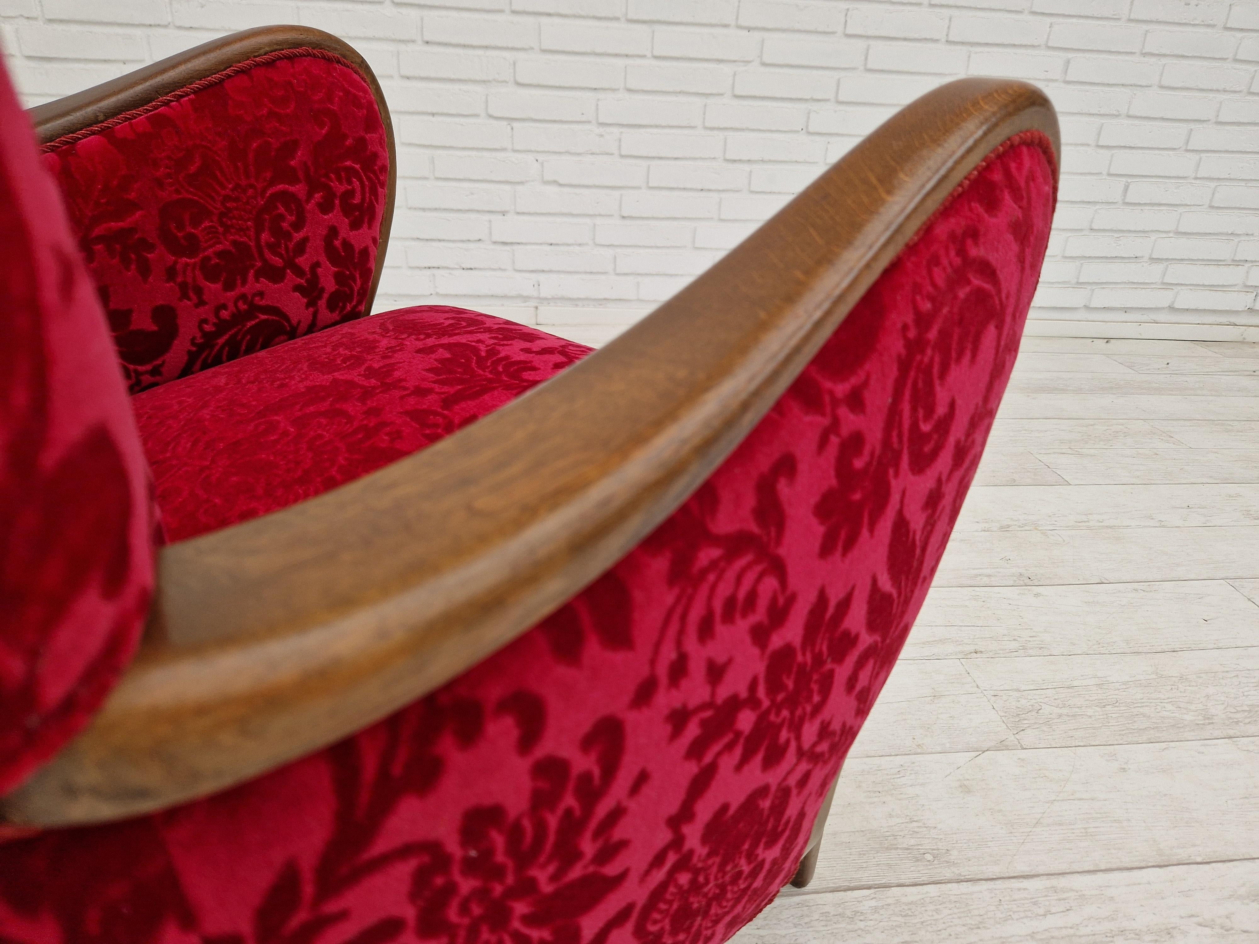 Des années 1960, design danois d'Alfred Christensen, fauteuil en tissu rouge cerise. en vente 6
