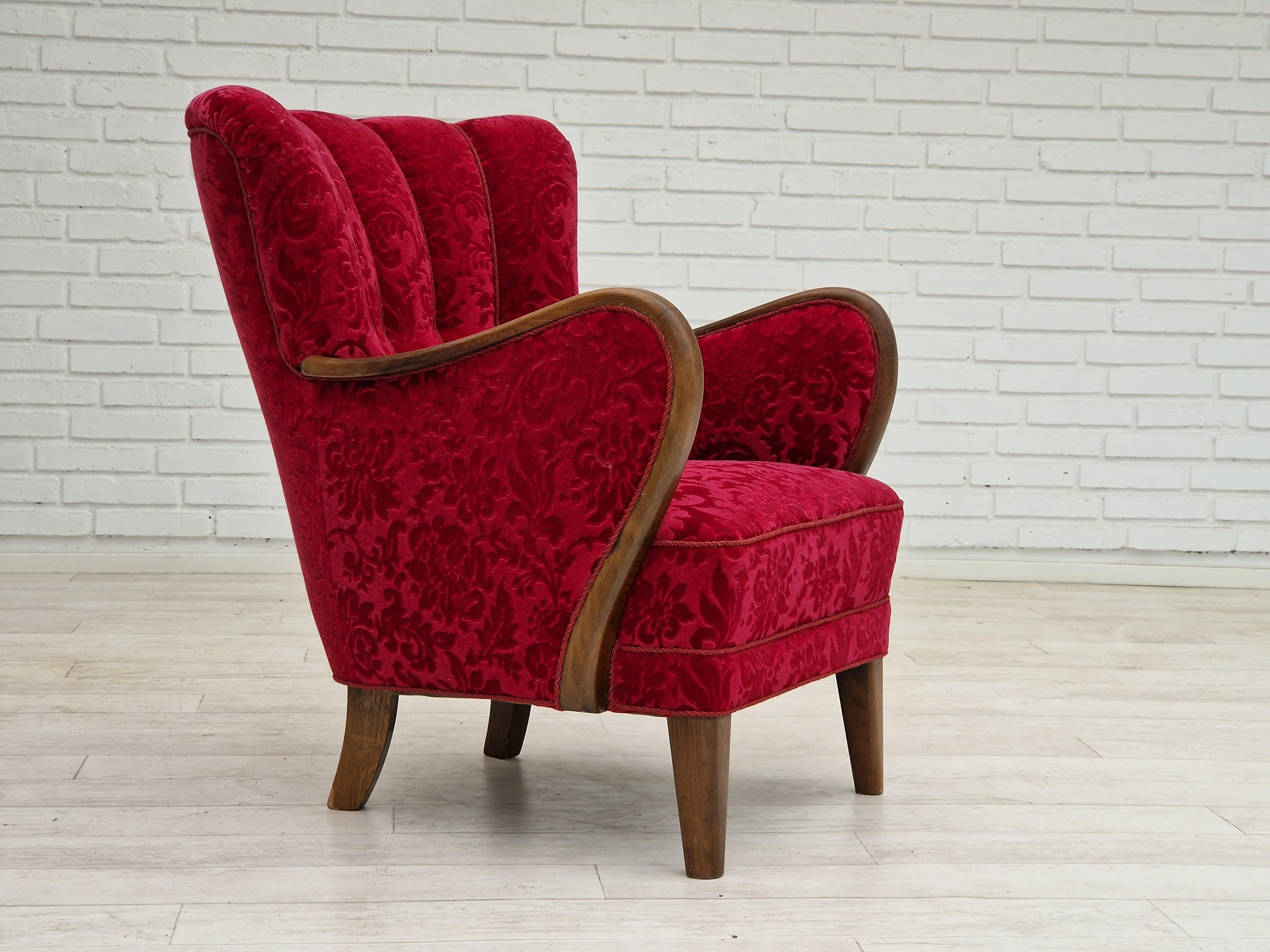 Années 1960, design danois par Alfred Christensen. Chaise longue en tissu d'ameublement rouge cerise d'origine. Très bon état : pas d'odeurs ni de taches (pas trop utilisé depuis les années 1960). Ressorts dans l'assise, pieds en bois de hêtre et