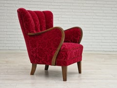 Des années 1960, design danois d'Alfred Christensen, fauteuil en tissu rouge cerise.