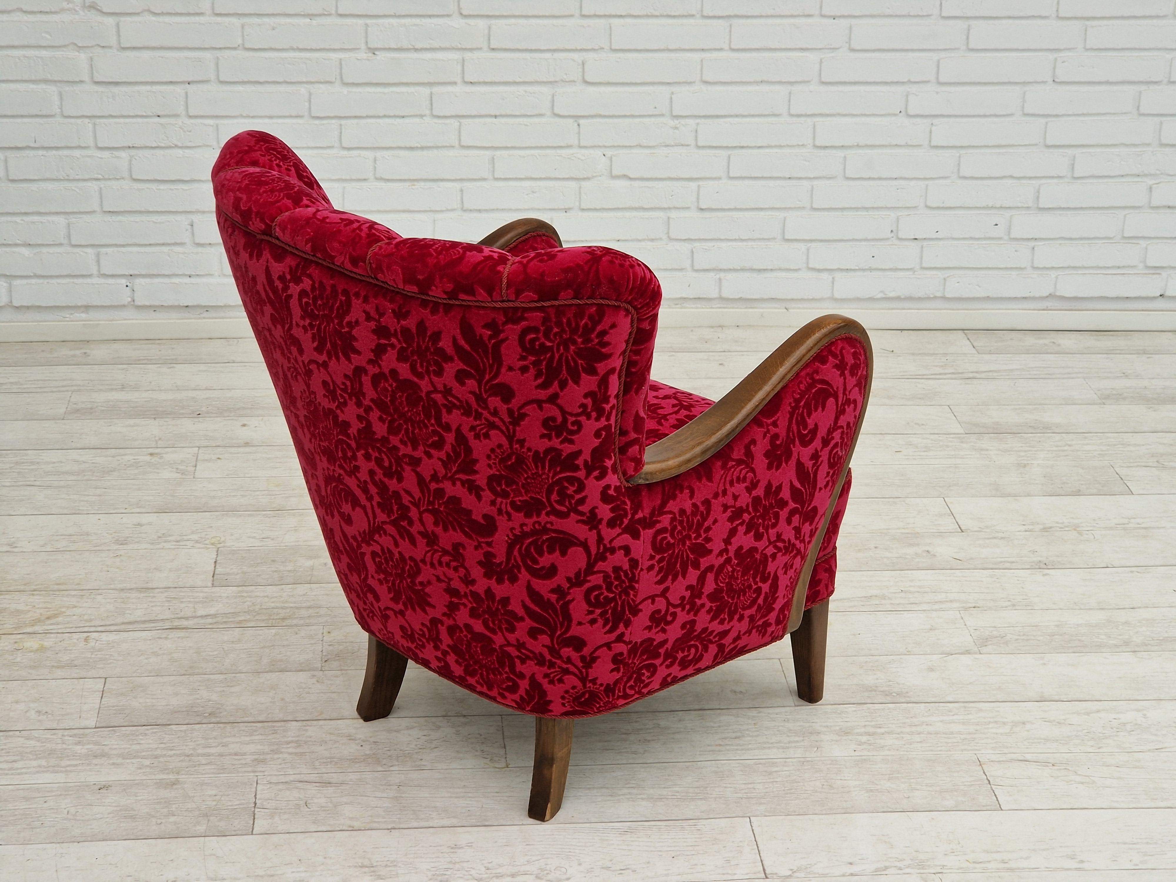 Anni '60, design danese di Alfred Christensen, poltrona in tessuto rosso ciliegia. In condizioni buone in vendita a Tarm, 82