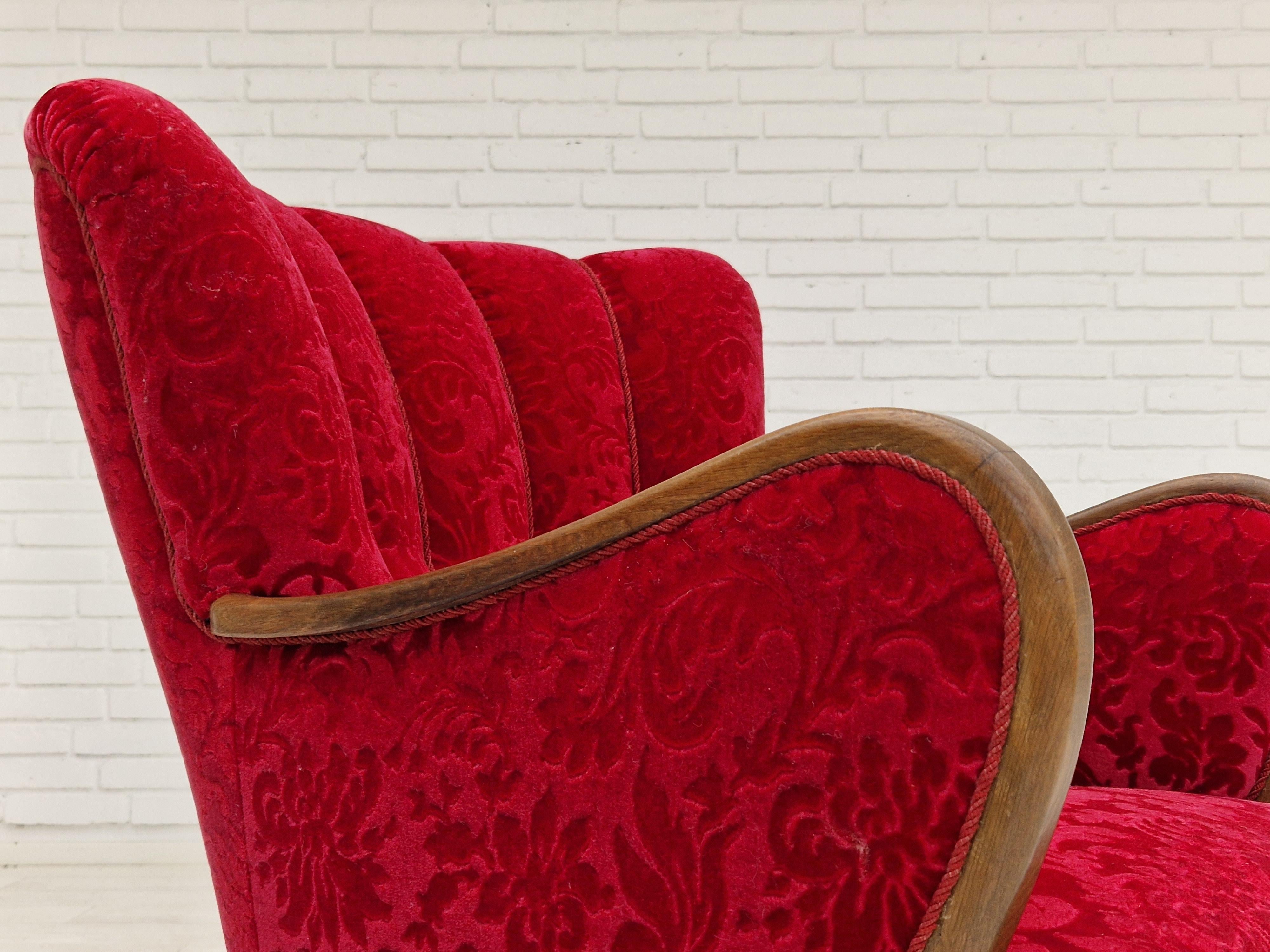 Des années 1960, design danois d'Alfred Christensen, fauteuil en tissu rouge cerise. Bon état - En vente à Tarm, 82