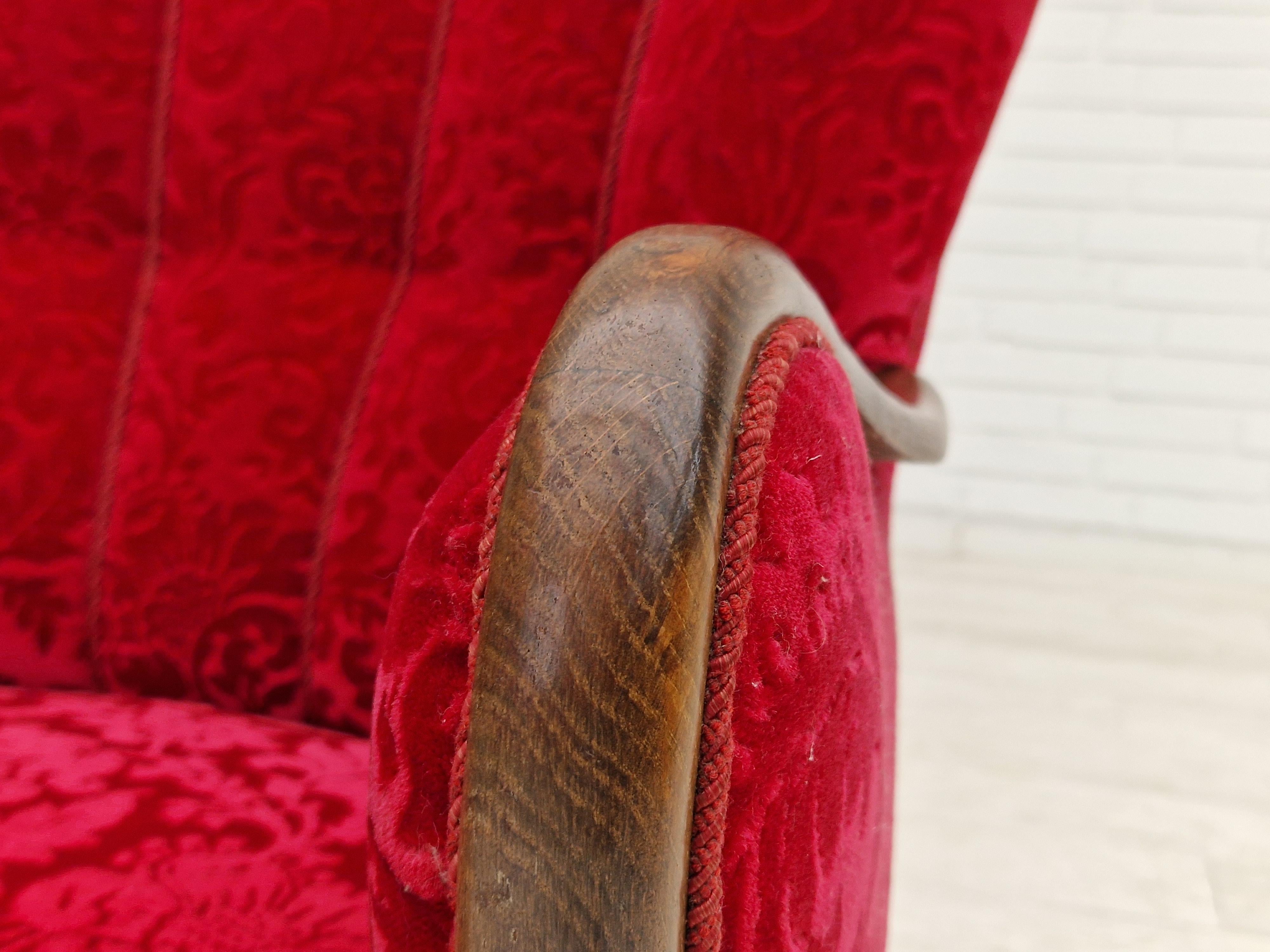 Milieu du XXe siècle Des années 1960, design danois d'Alfred Christensen, fauteuil en tissu rouge cerise. en vente