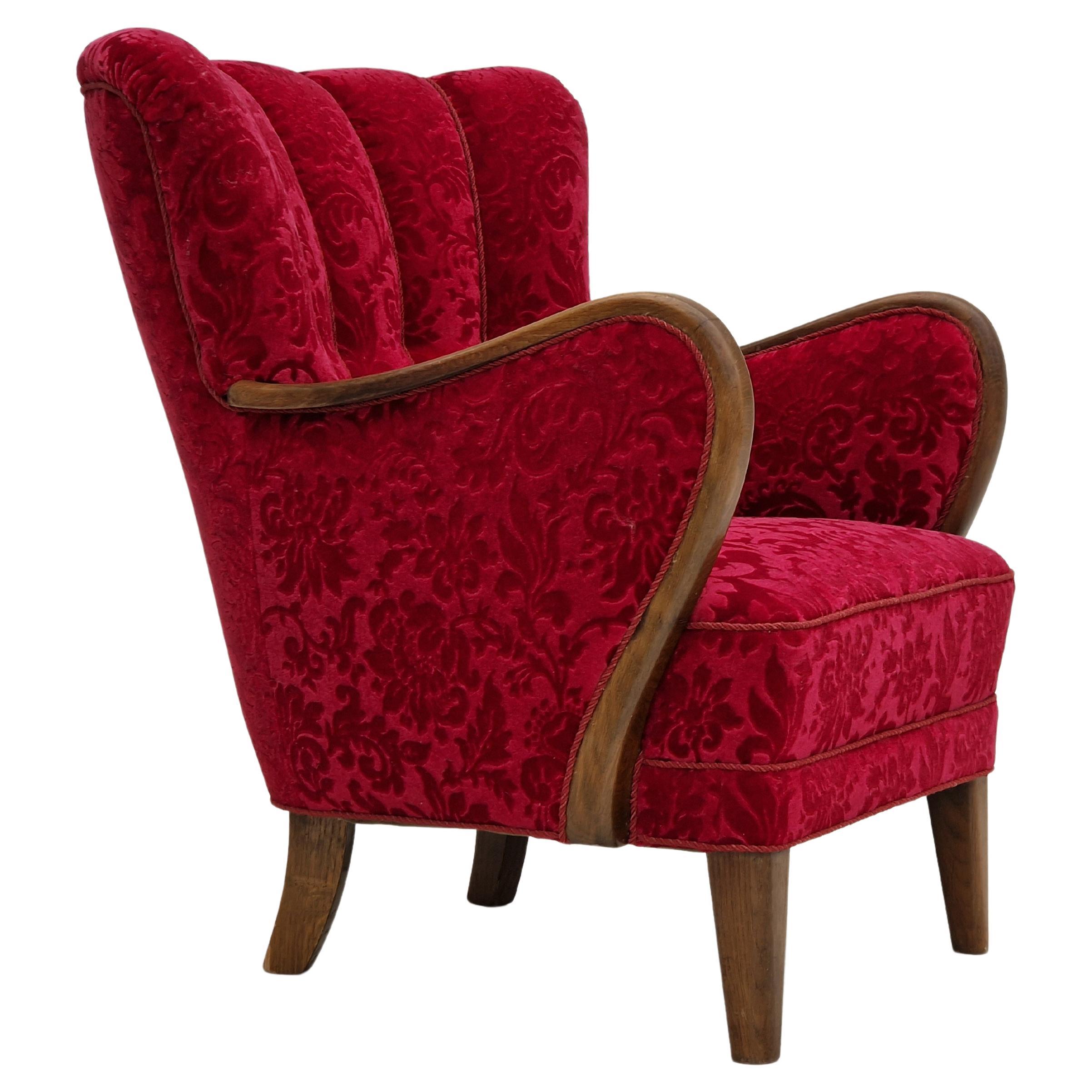 Des années 1960, design danois d'Alfred Christensen, fauteuil en tissu rouge cerise.