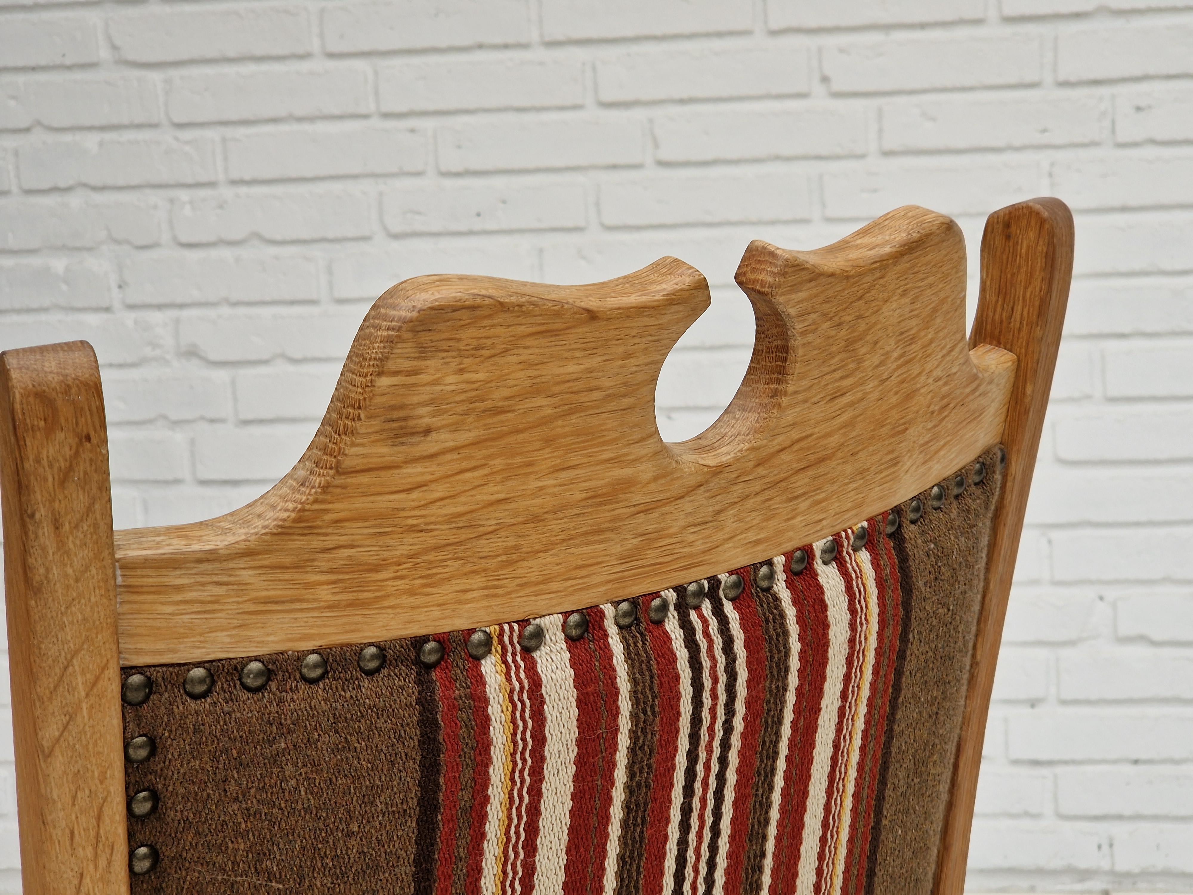 Dänisches Design der 1960er Jahre. Sessel mit hoher Rückenlehne aus Eichenholz und Möbelwolle. Guter Originalzustand: keine Gerüche und keine Flecken. 
