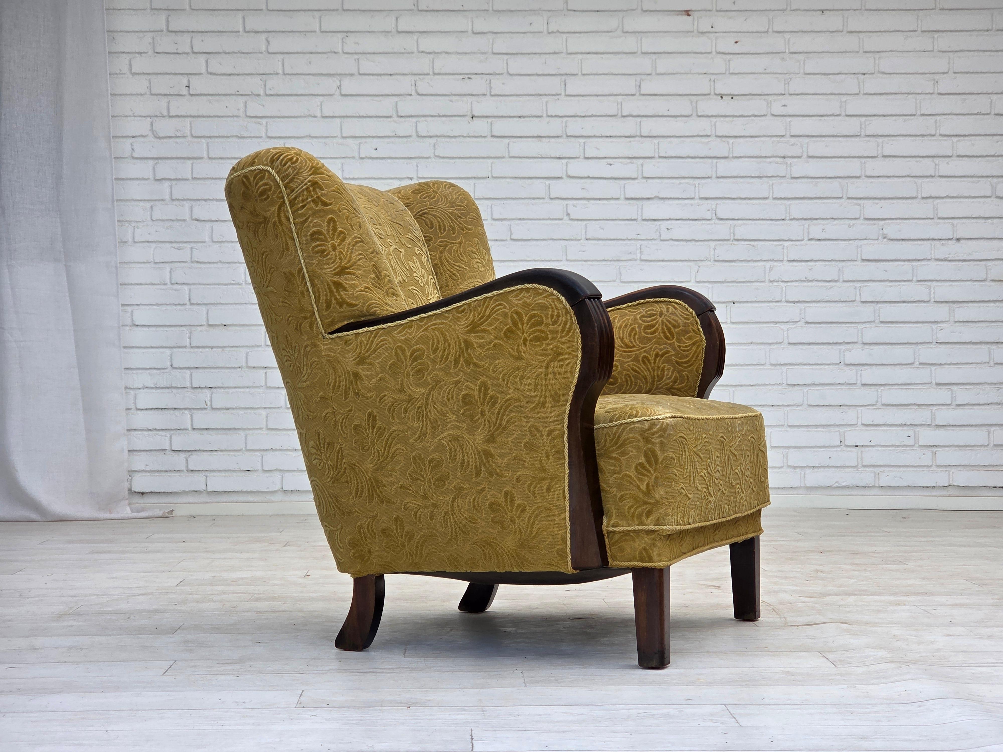 1960er Jahre, Dänisches Design. Sessel in gutem Originalzustand: keine Gerüche, keine Flecken und stabile Konstruktion. Original grüner Möbelstoff, dunkles Buchenholz, Messingfedern in Sitz und Rücken. Hergestellt von einem dänischen Möbelhersteller