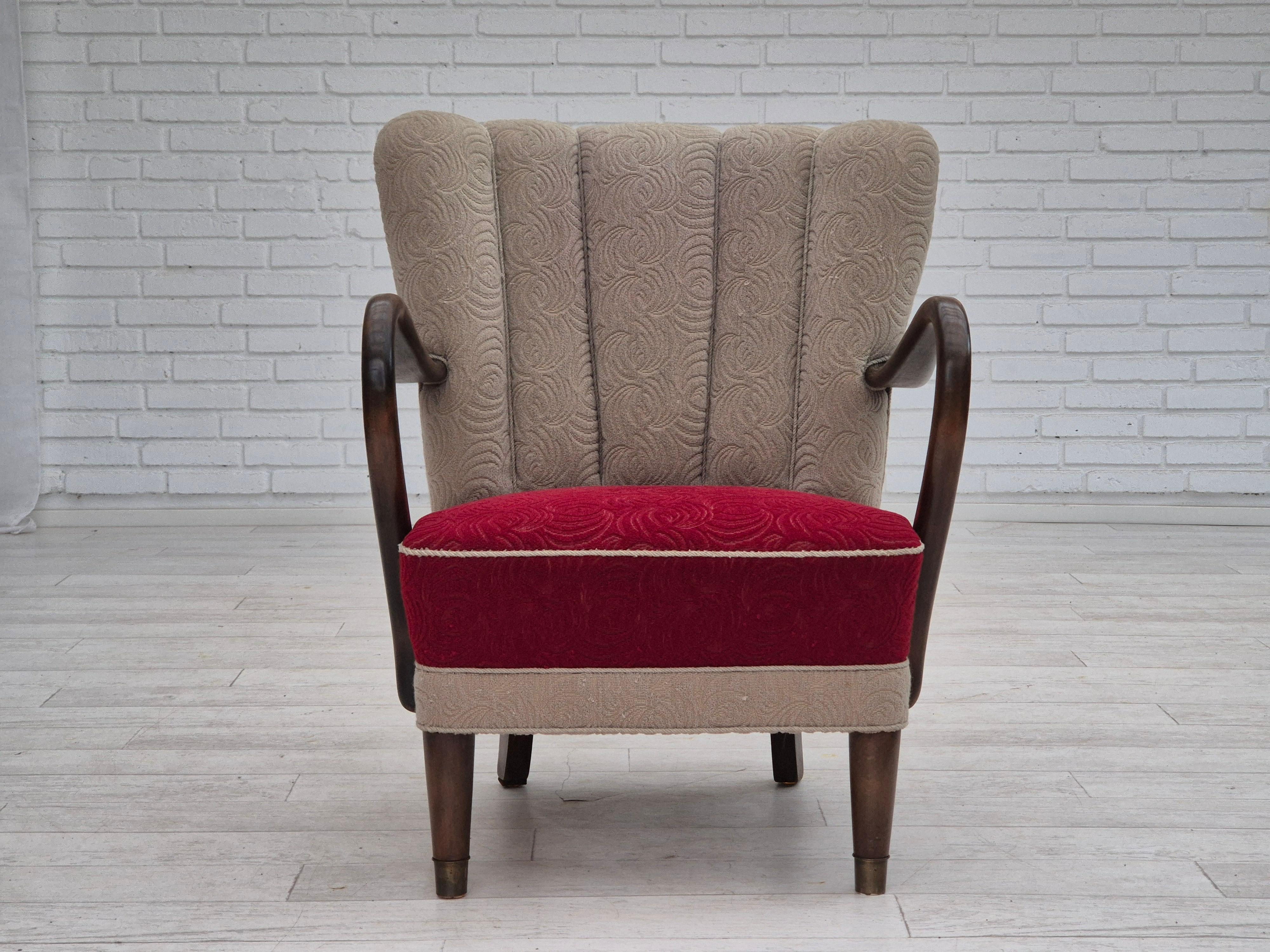 Années 1960, design danois d'Alfred Christensen pour Slagelse Møbelværk. Fauteuil en très bon état d'origine : pas d'odeurs, pas de taches, et construction stable. Tissu d'ameublement original beige et rouge. Accoudoirs et pieds en bois de Beeche